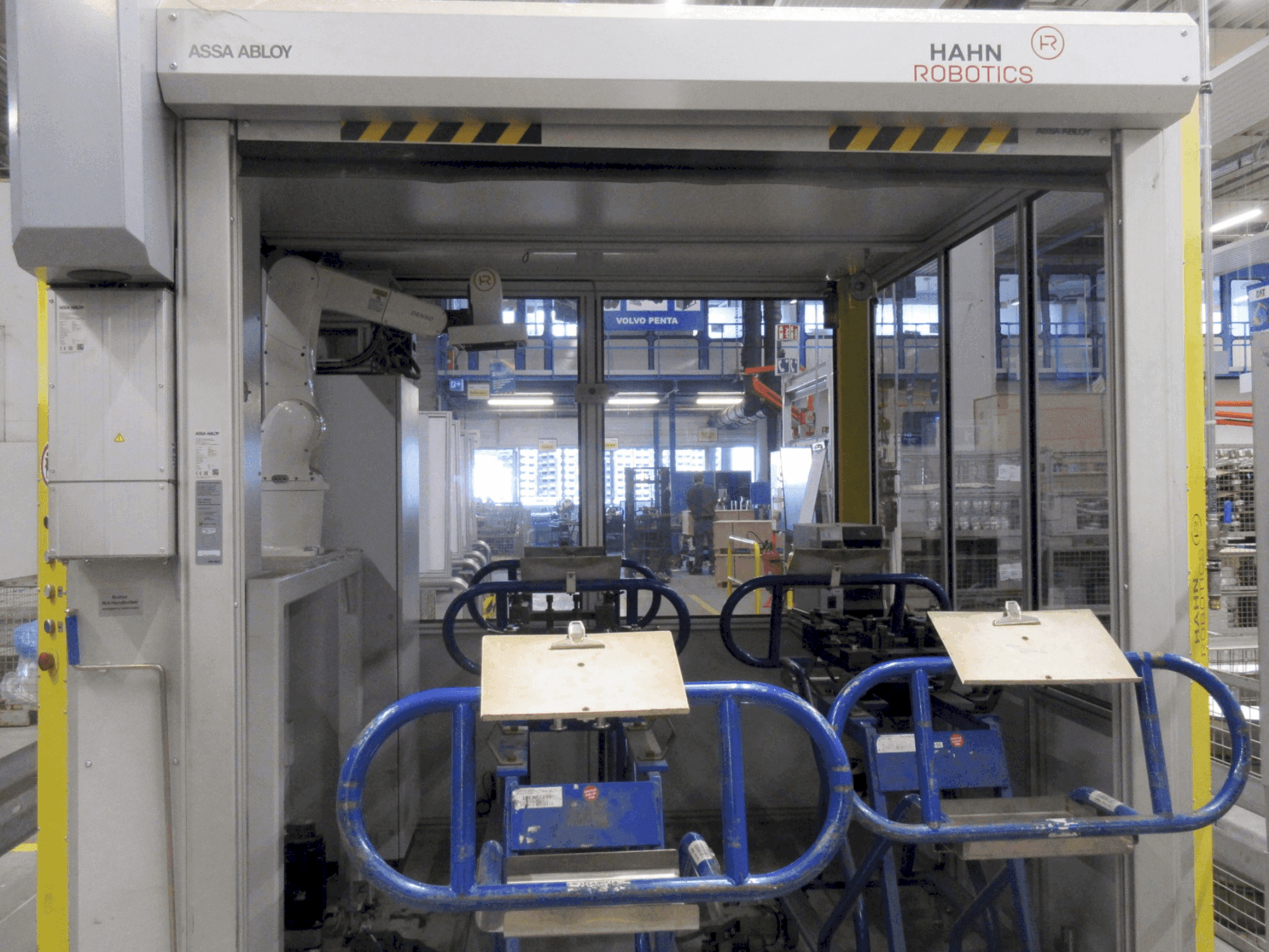 Vista frontale della macchina HAHN Robotics CAT Final Check EOL (2021)