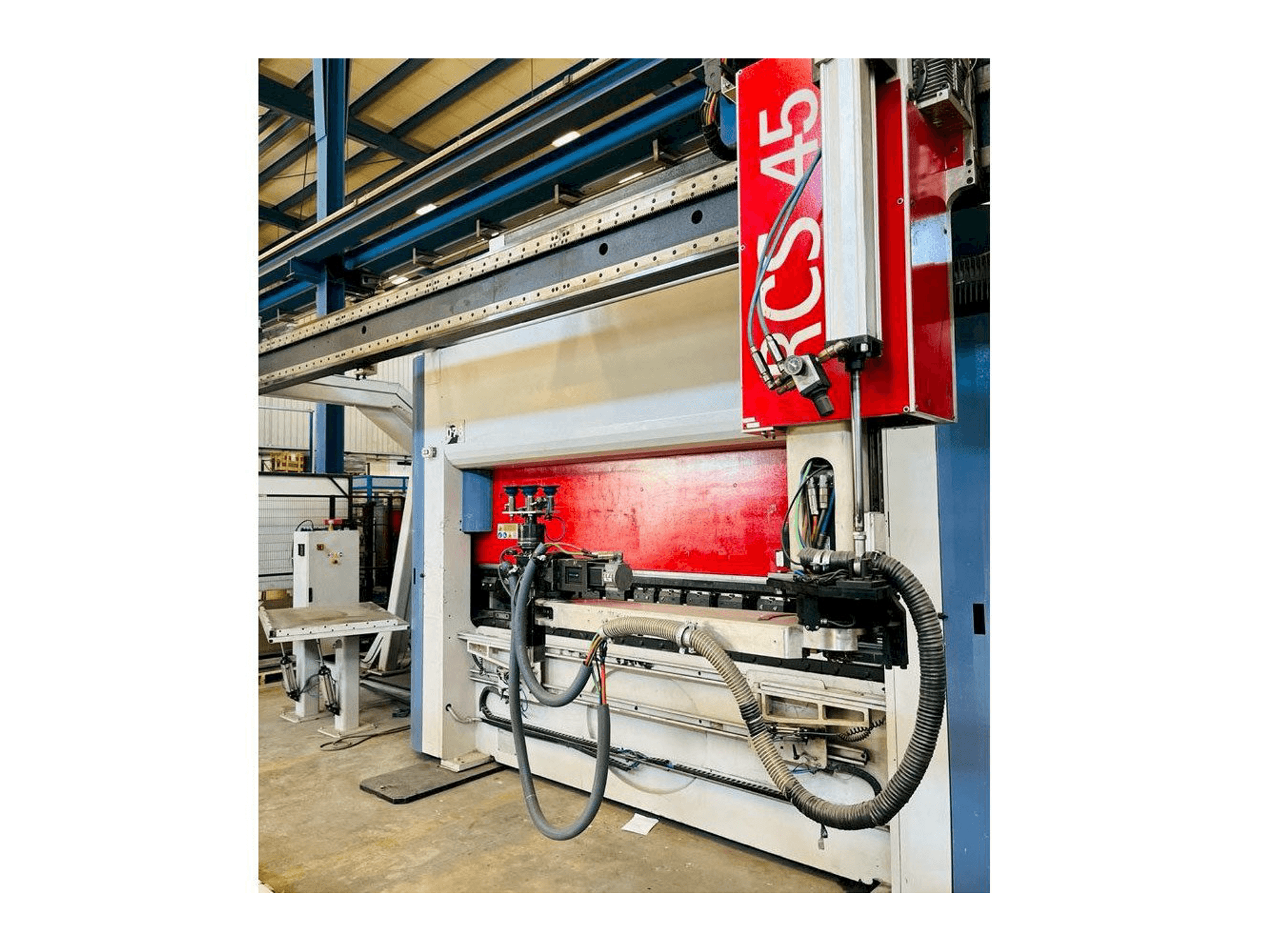 Vista frontale della macchina AMADA Flexa 100-30 Schiavi