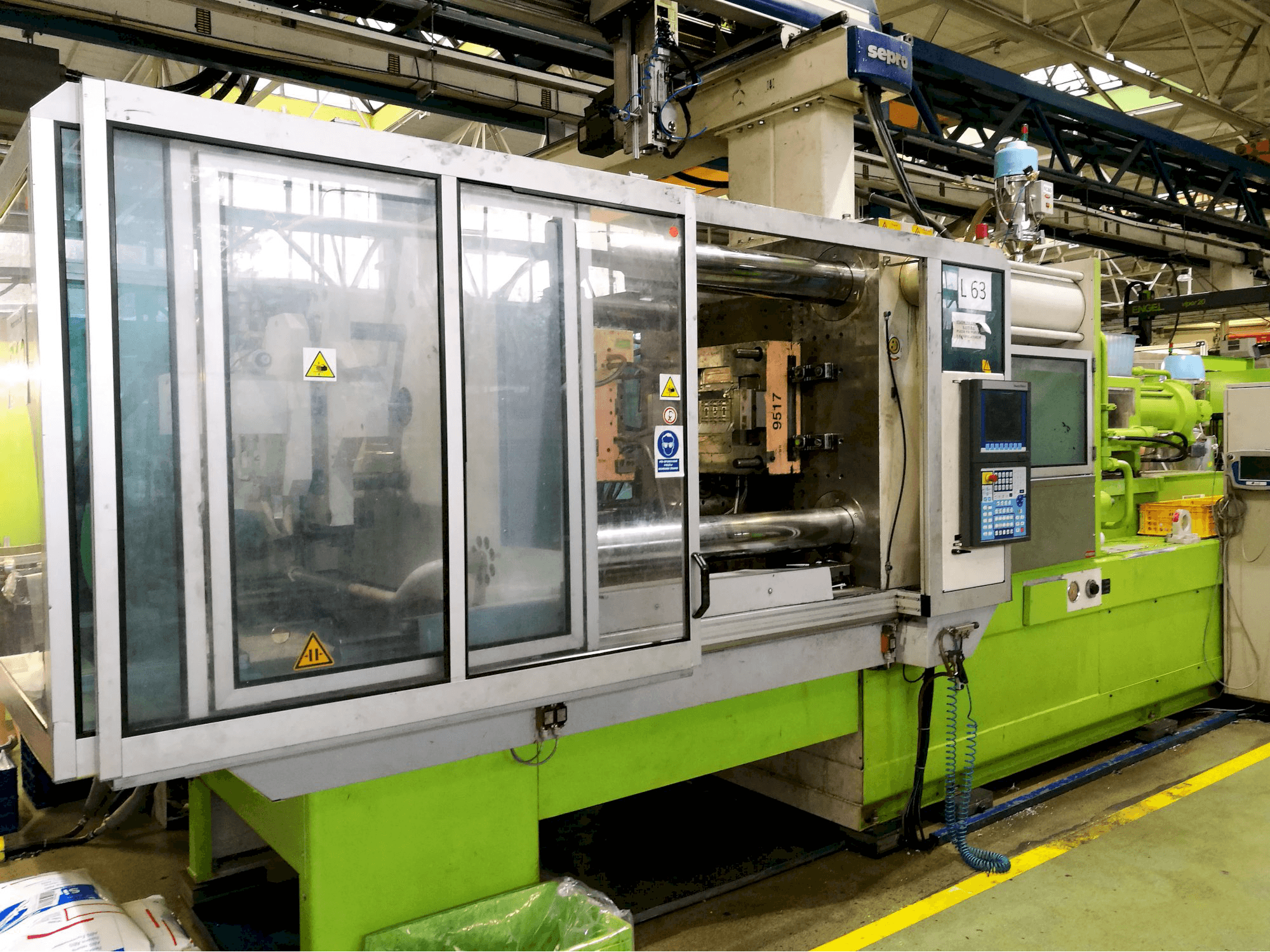 Vista lato sinistro della macchina Krauss Maffei 420-1900 C2