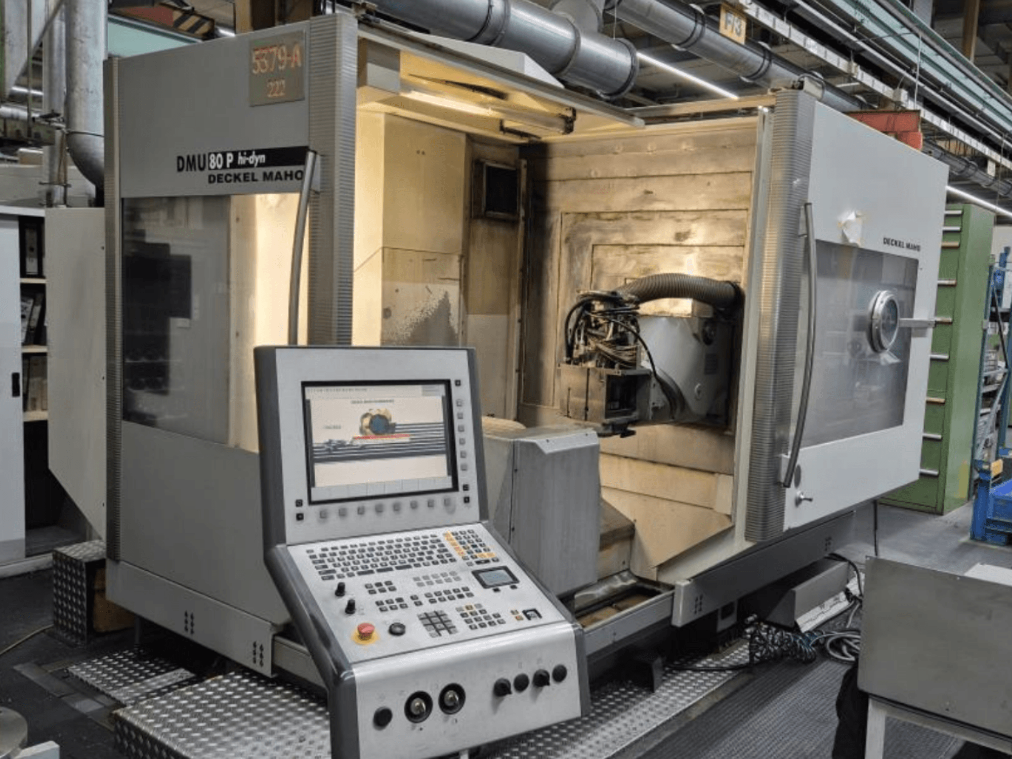 Centro di lavoro universale DECKEL MAHO DMU 80P hi-dyn, vista frontale con pannello di controllo e area di lavoro interna.