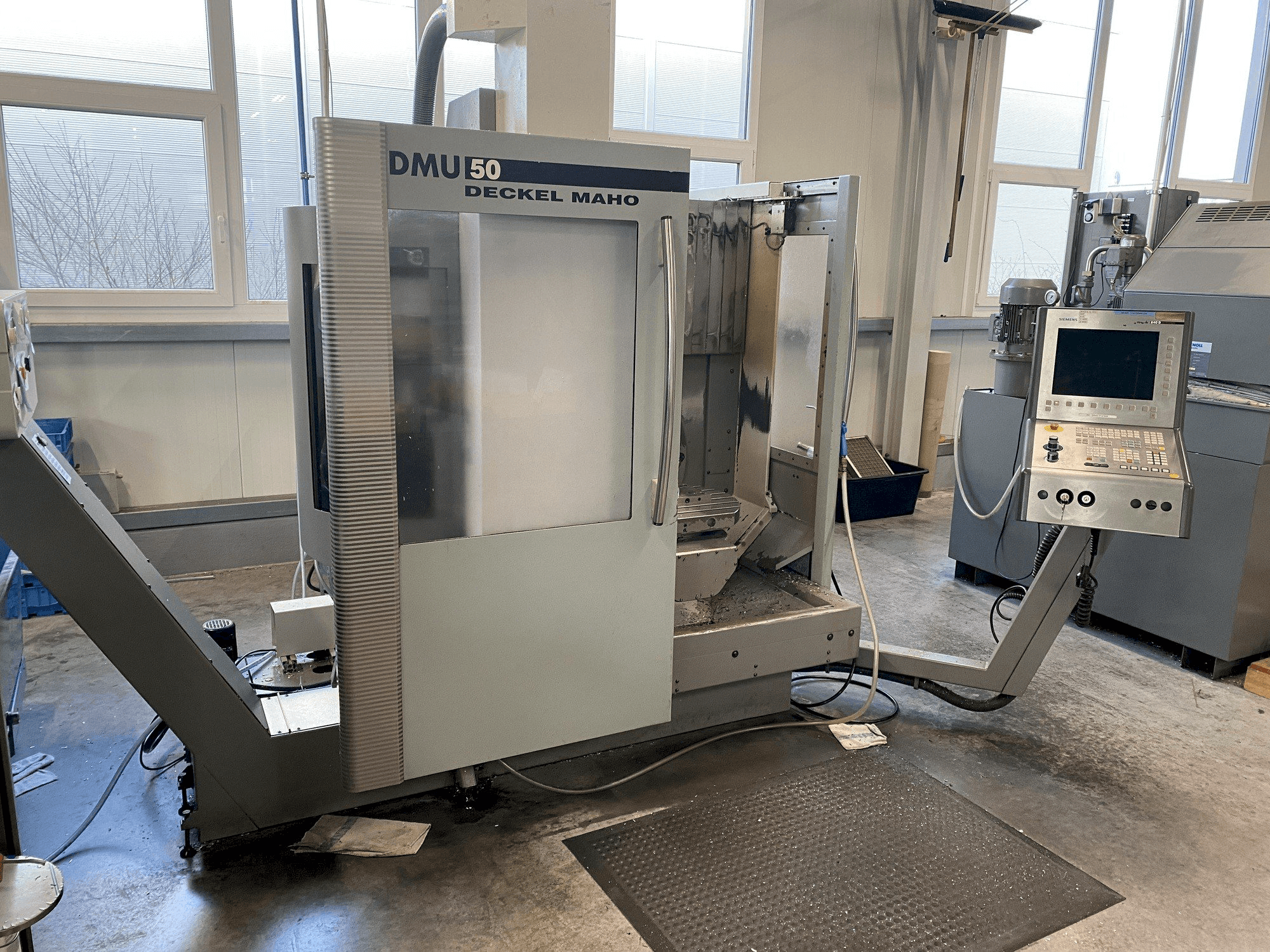 Vista frontale della macchina DECKEL MAHO DMU 50