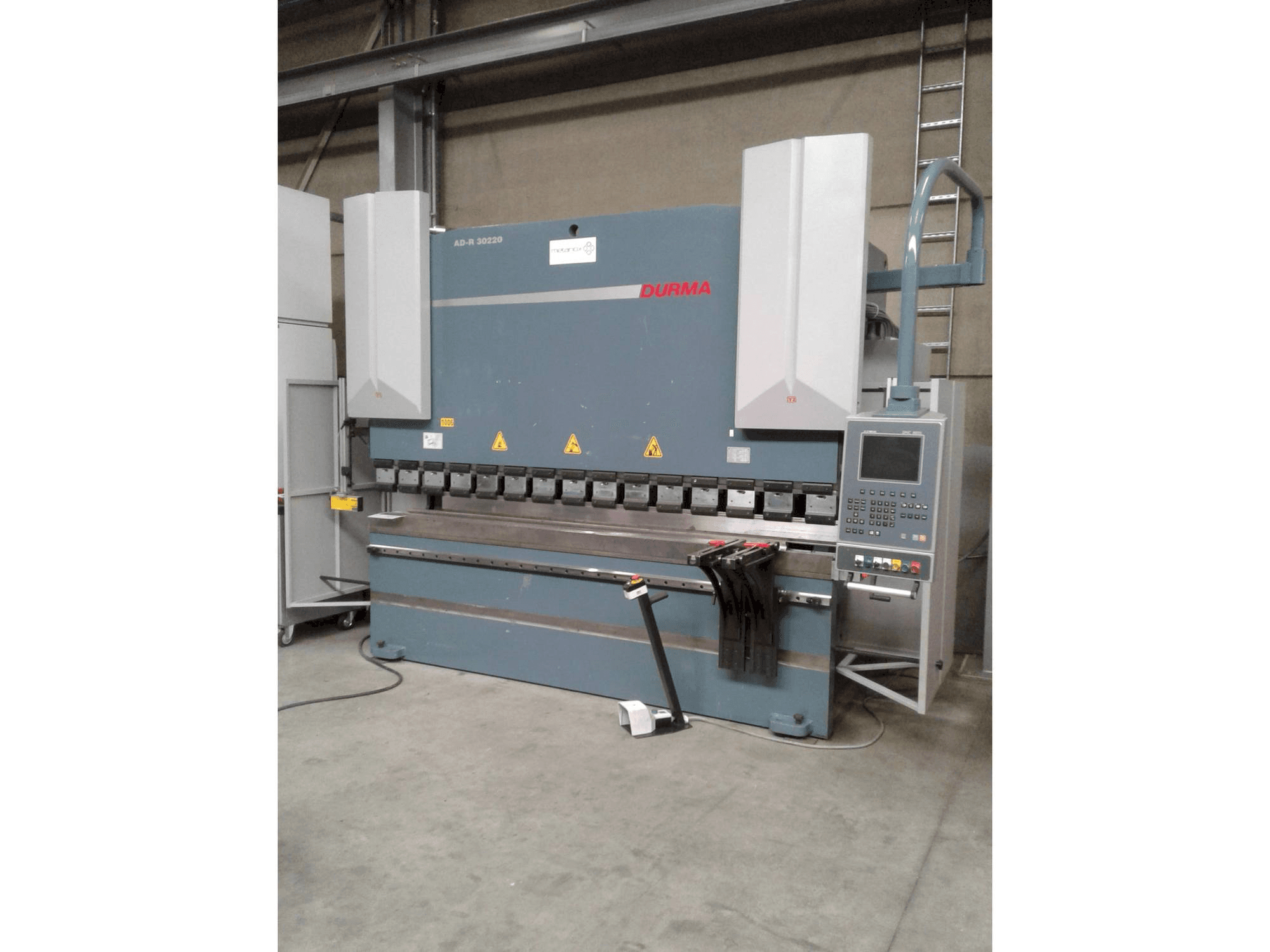 Vista frontale della macchina Durma AD-R 30220