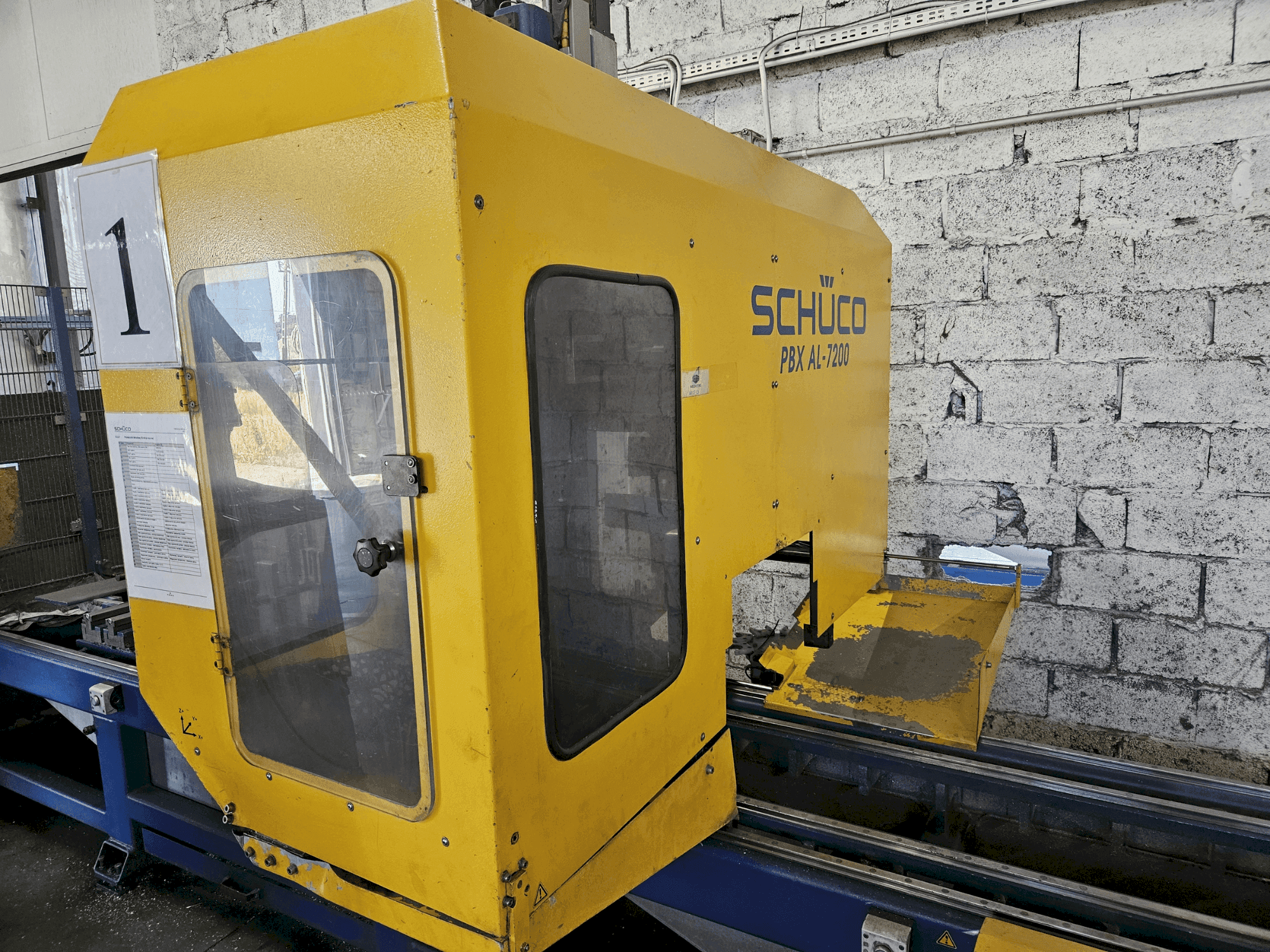 Vista frontale della macchina SCHÜCO PBX AL-7200