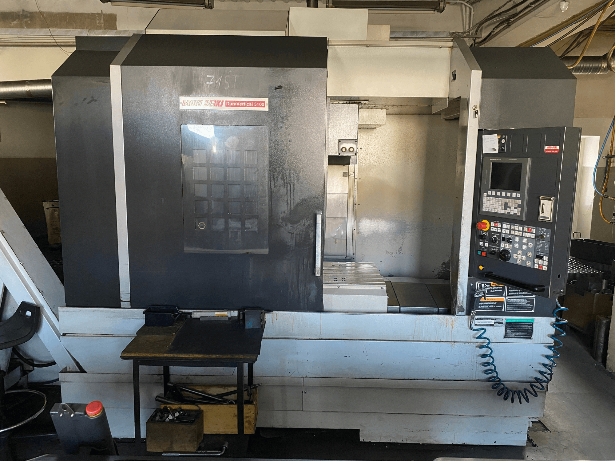 MORI SEIKI DuraVertical 5100 vista frontale, con pannello di controllo, area di lavoro e dettagli della macchina.