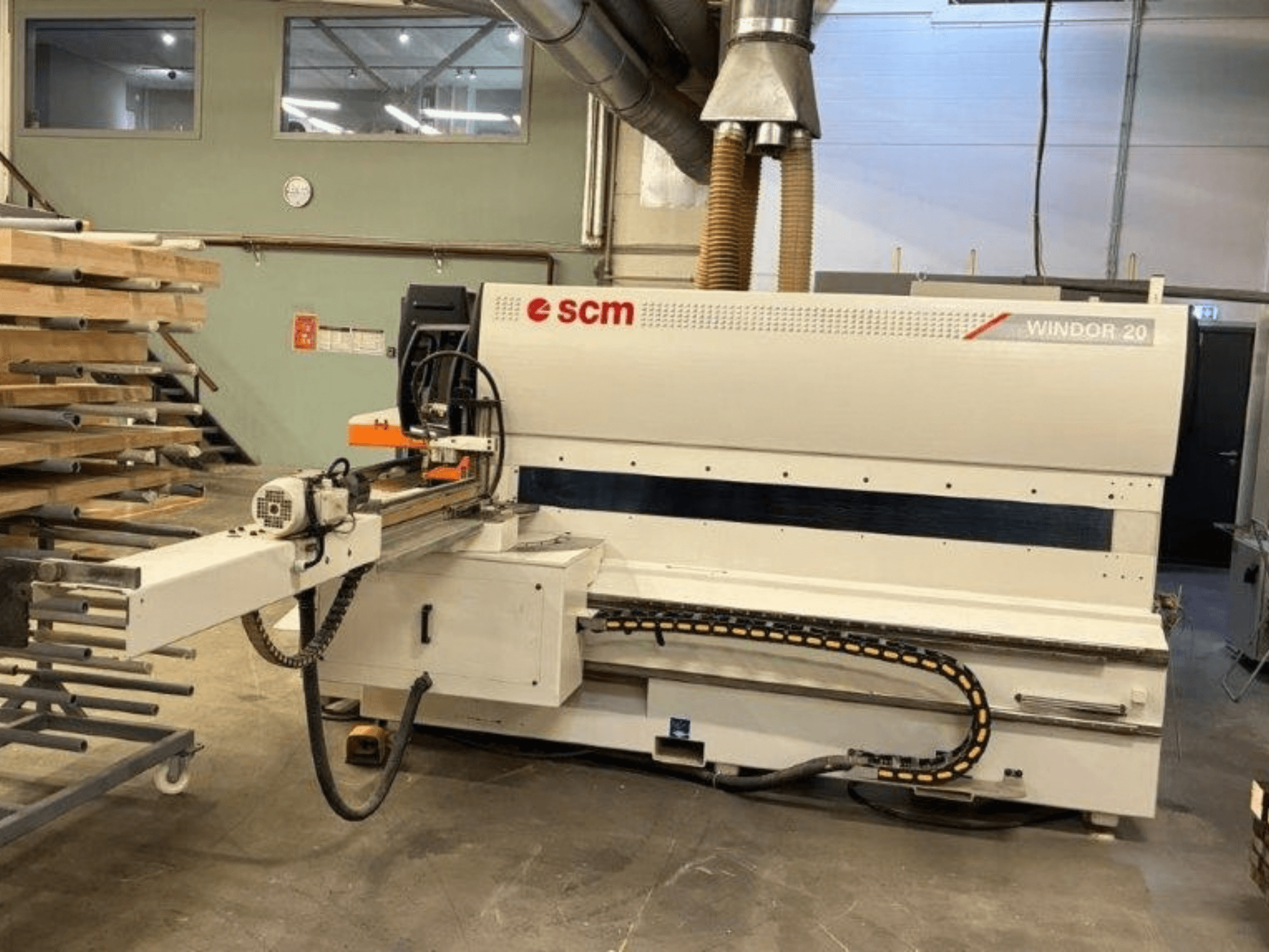 Macchina per la lavorazione del legno SCM Windor 20 in un'officina, vista frontale, con in primo piano il pannello di controllo e il meccanismo di alimentazione.