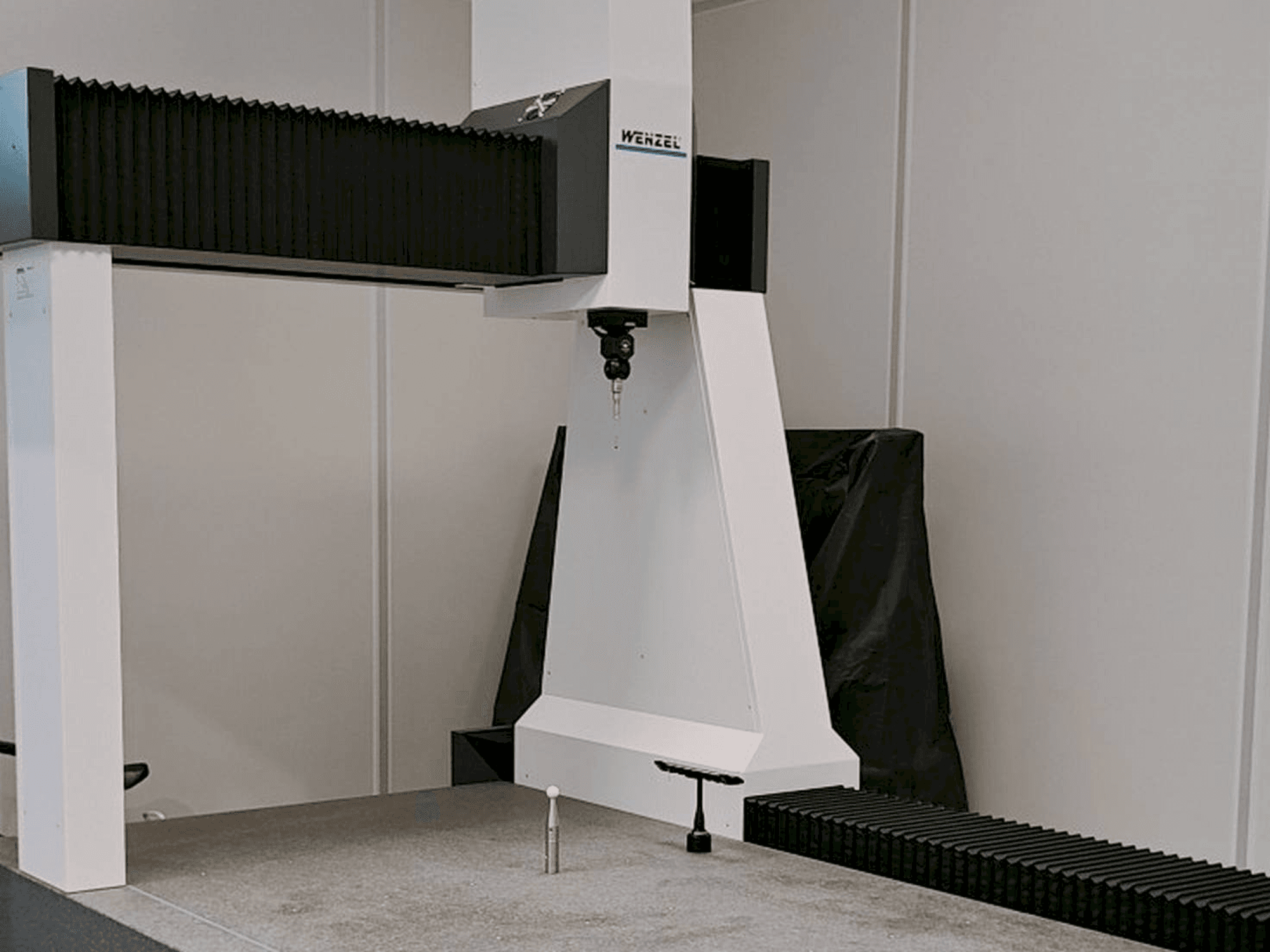 Vista frontale della macchina Wenzel LH 1010