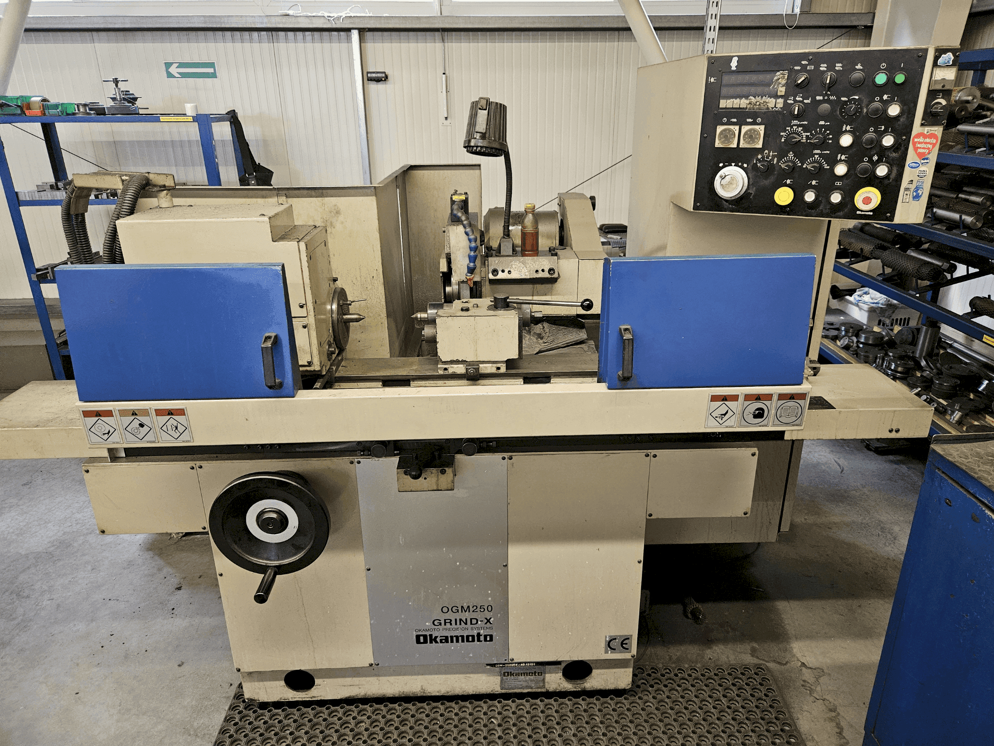 Vista frontale della macchina OKAMOTO OGM 250UDX GRIND-X