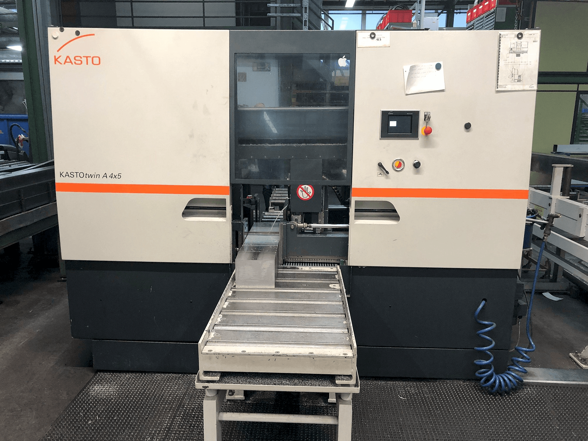 Vista frontale della macchina KASTO Twin A4x5