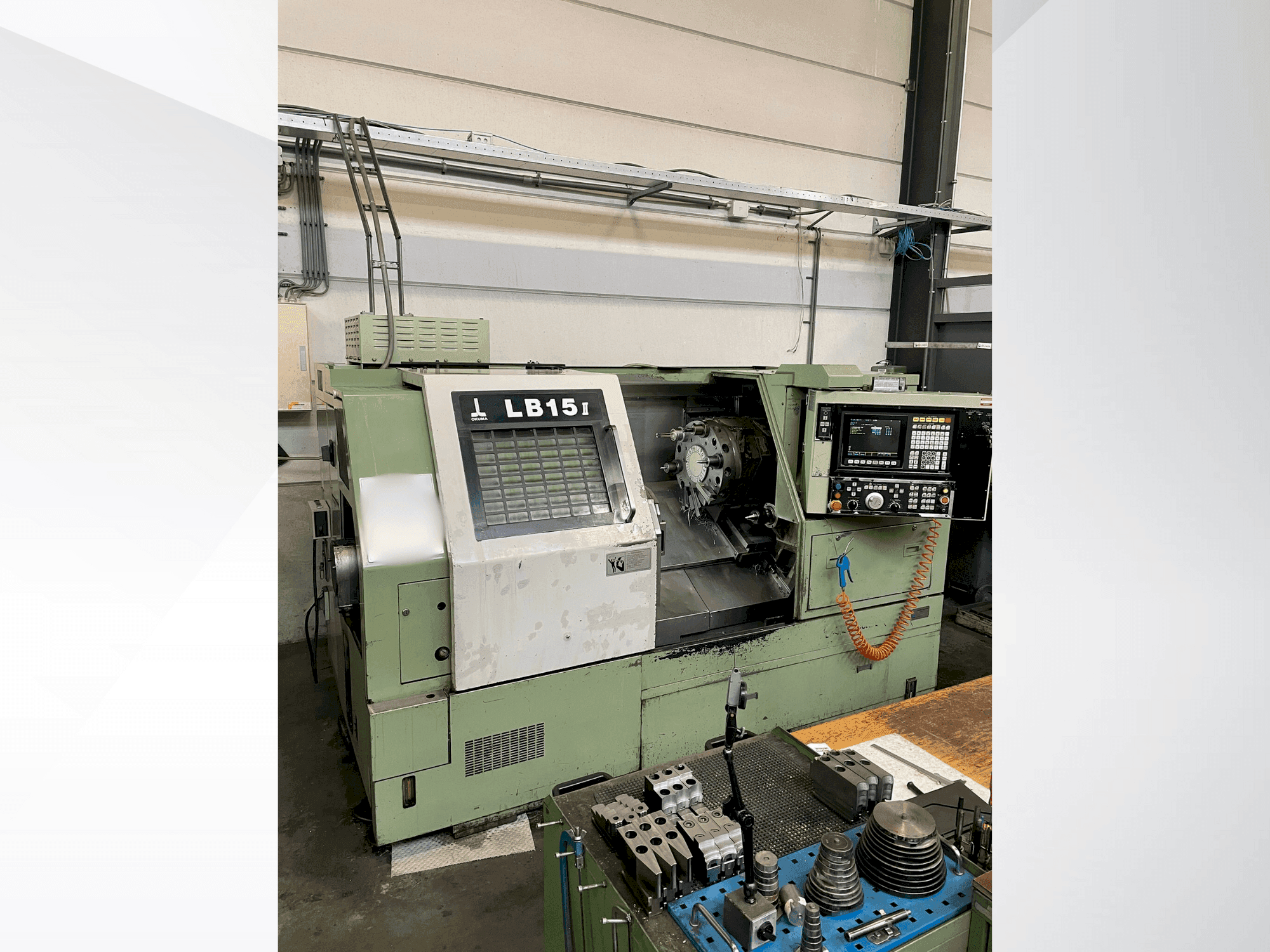 Vista frontale della macchina Okuma LB15II
