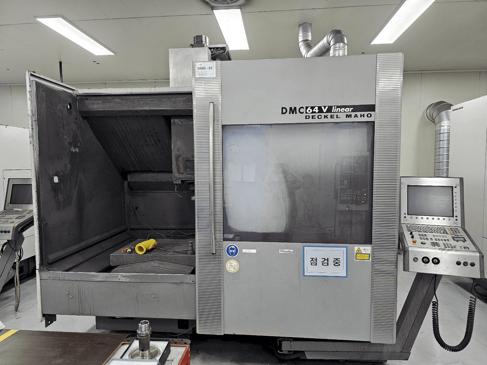 Vista frontale della macchina DECKEL MAHO DMC 64V linear