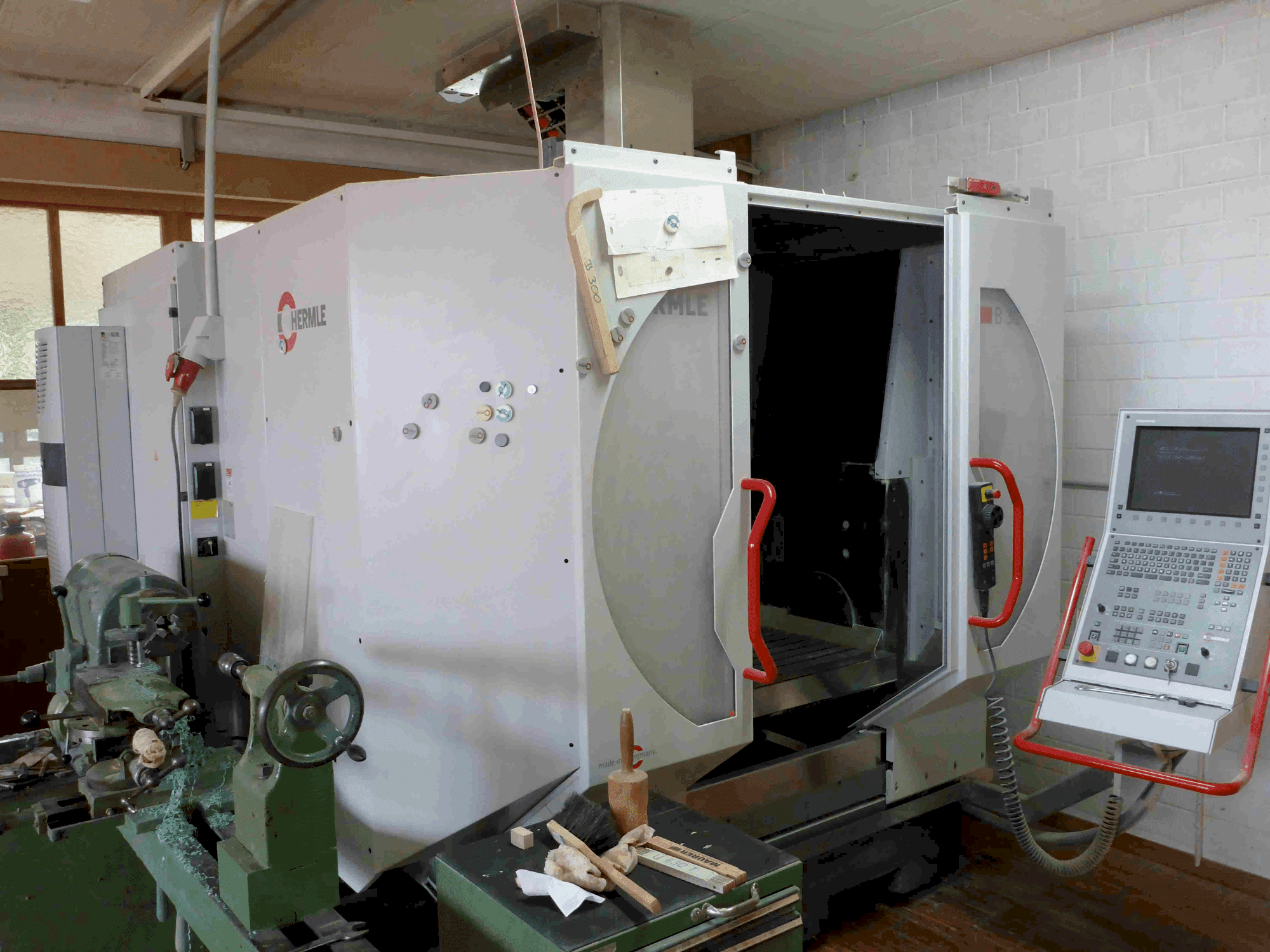 Vista frontale della macchina HERMLE B 300 V