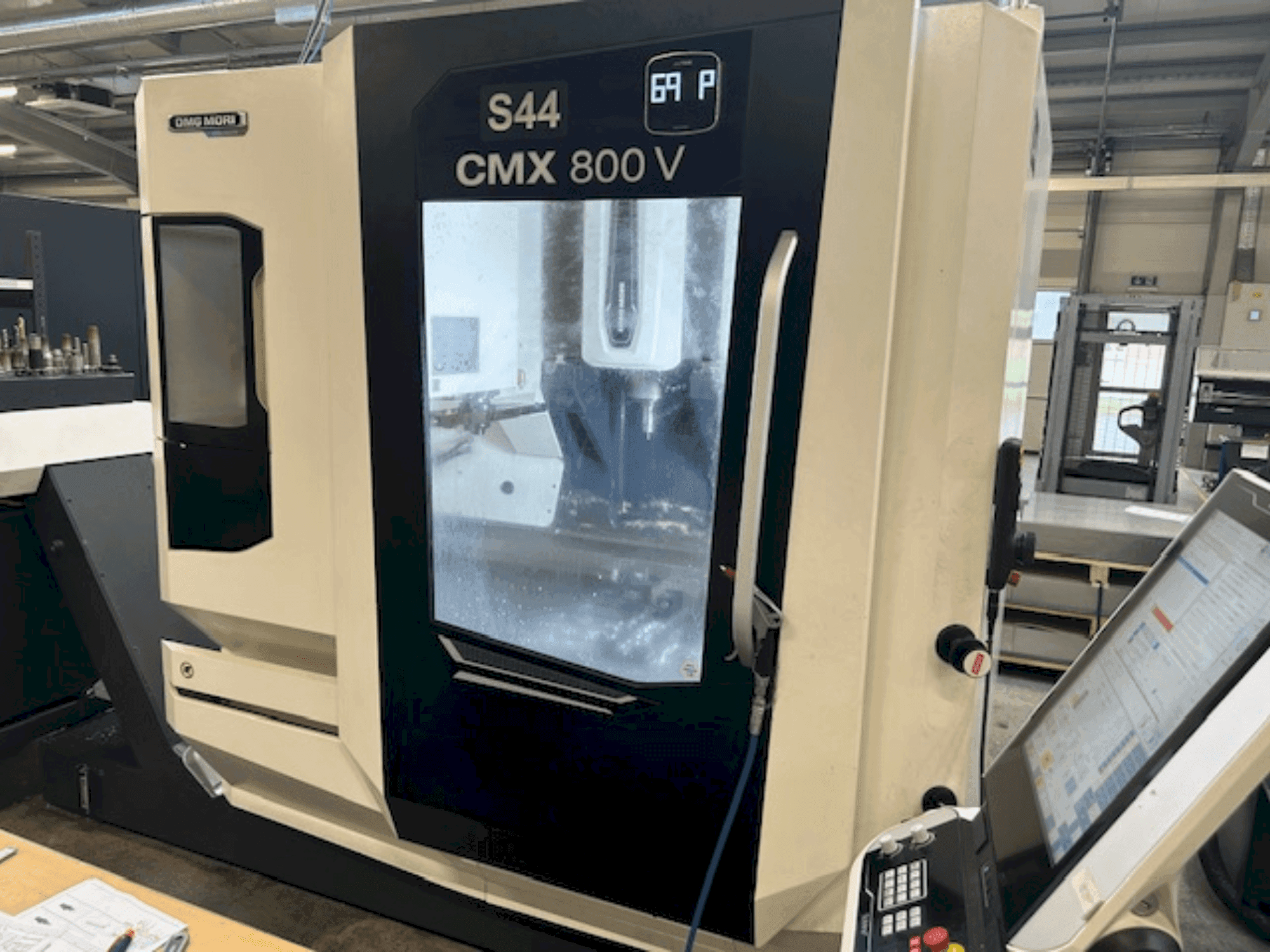Vista frontale della macchina DMG MORI CMX 800 V