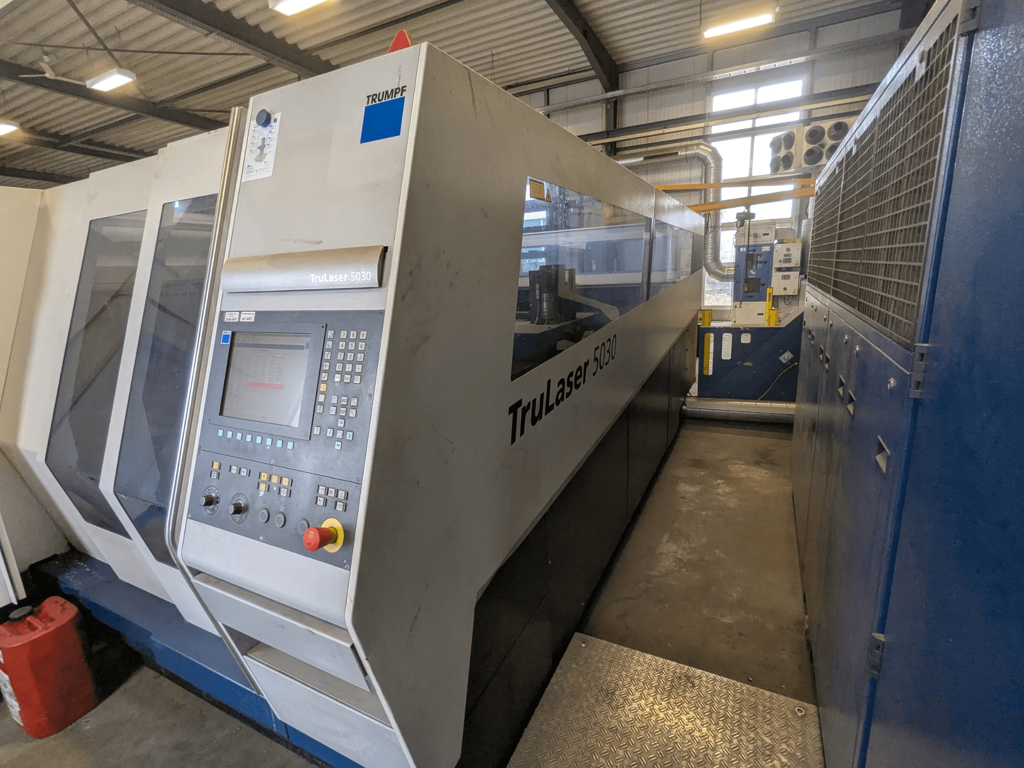 Macchina da taglio laser CO2 TRUMPF TruLaser 5030, vista frontale che mostra il pannello di controllo e il design elegante, in un ambiente industriale.