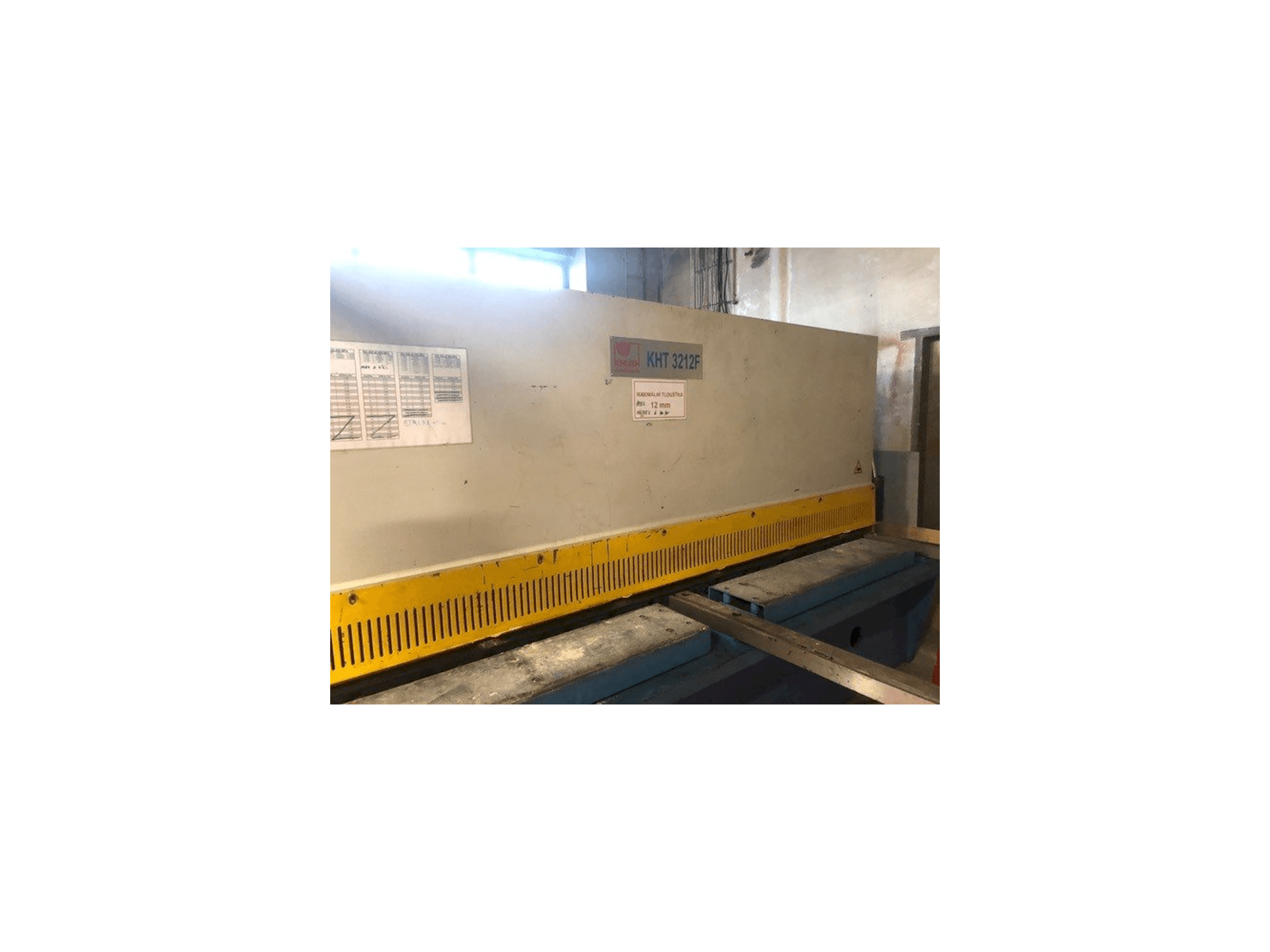 Vista frontale della macchina KNUTH KHT 3212 F