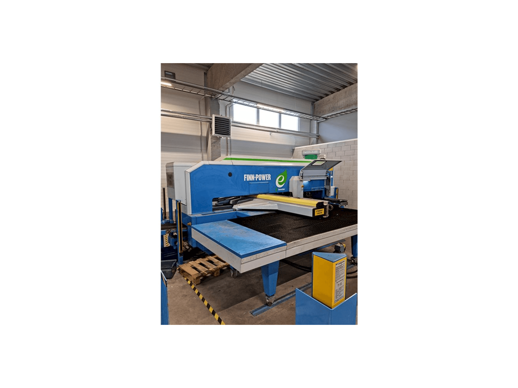 Vista frontale della macchina Finn-Power E5