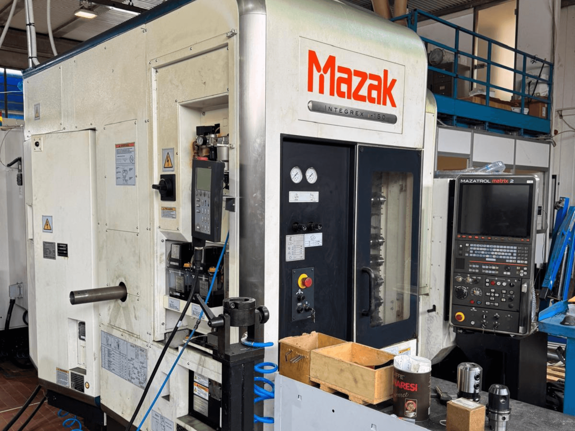 Macchina CNC Mazak Integrex I-150, vista frontale; dispone di pannello di controllo, portautensili e indicatori operativi.