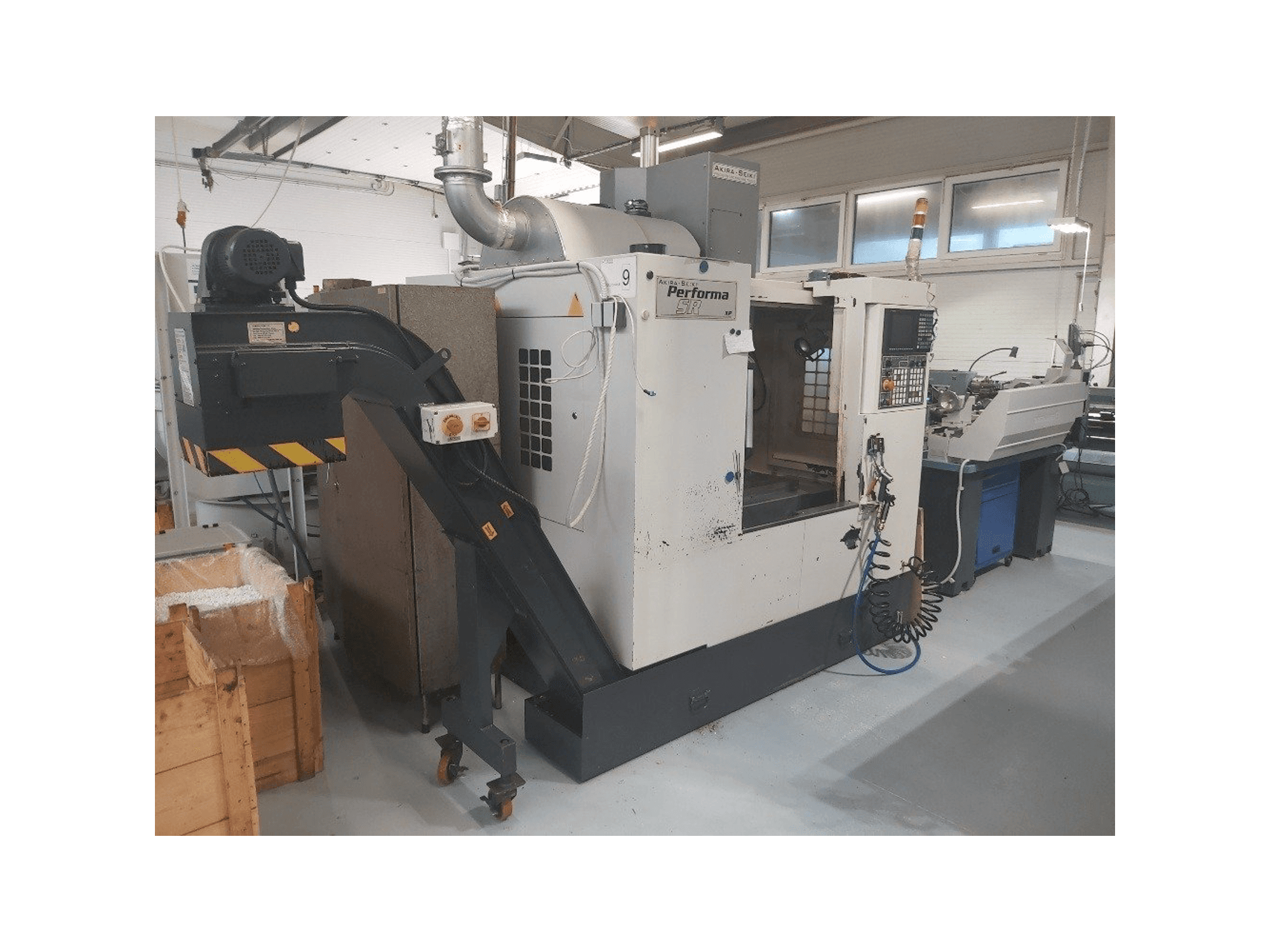 Vista frontale della macchina Akira Seiki SR2XP