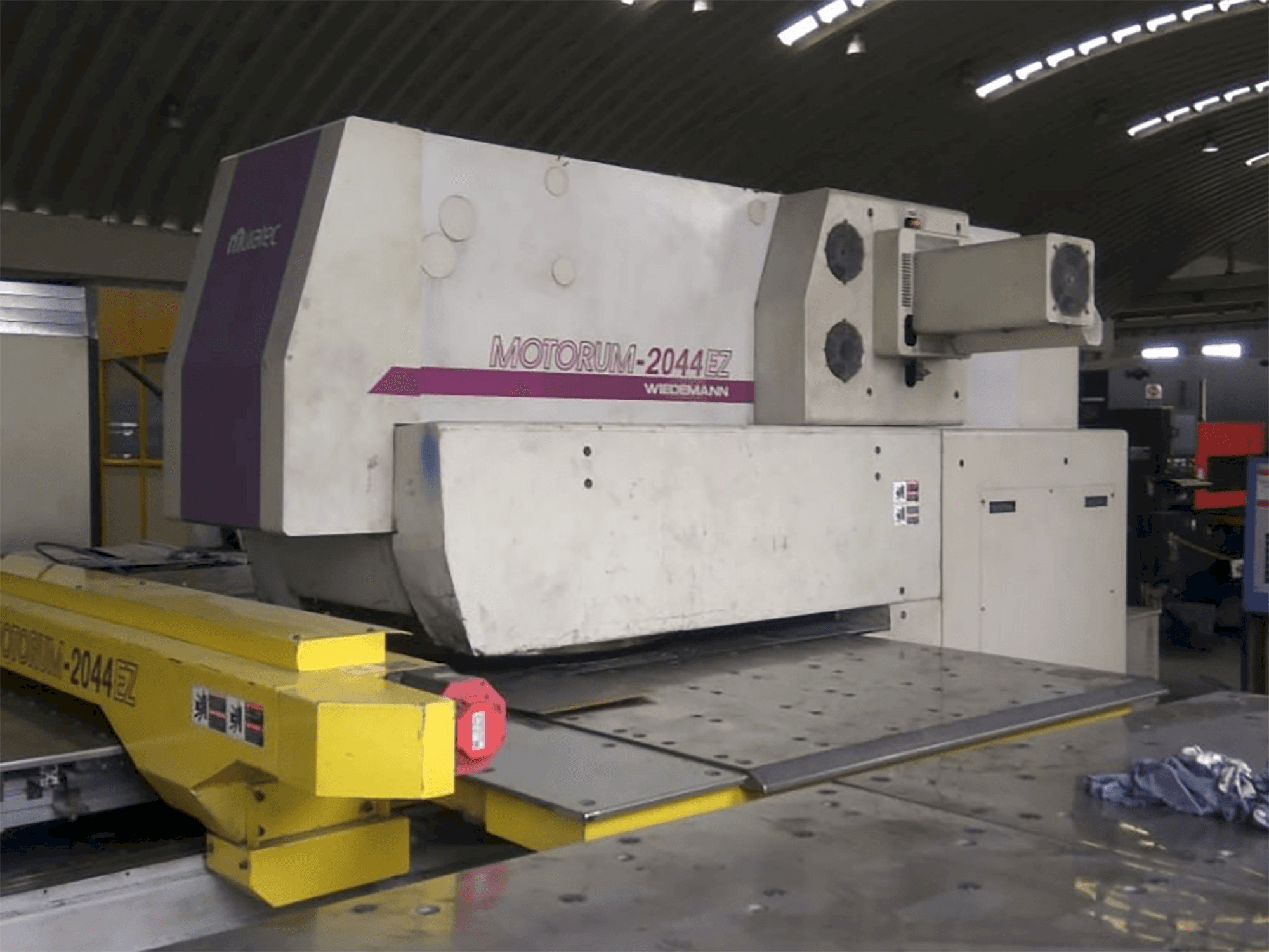 Vista frontale della macchina Muratec M-2044 EZ
