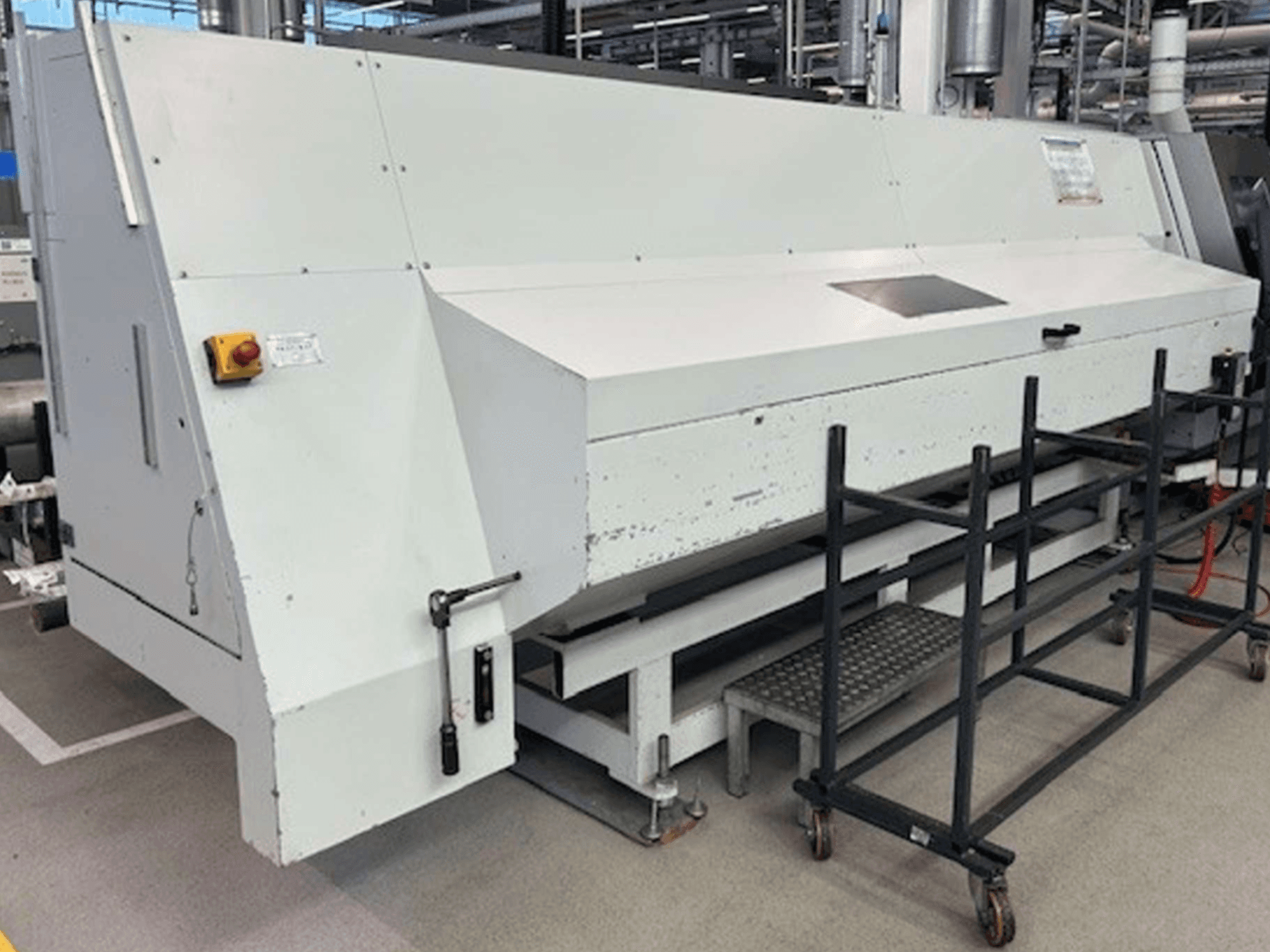 Centro di fresatura Index G 200 RATIO LINE in vista laterale, con corpo bianco e comandi di sicurezza per il funzionamento.