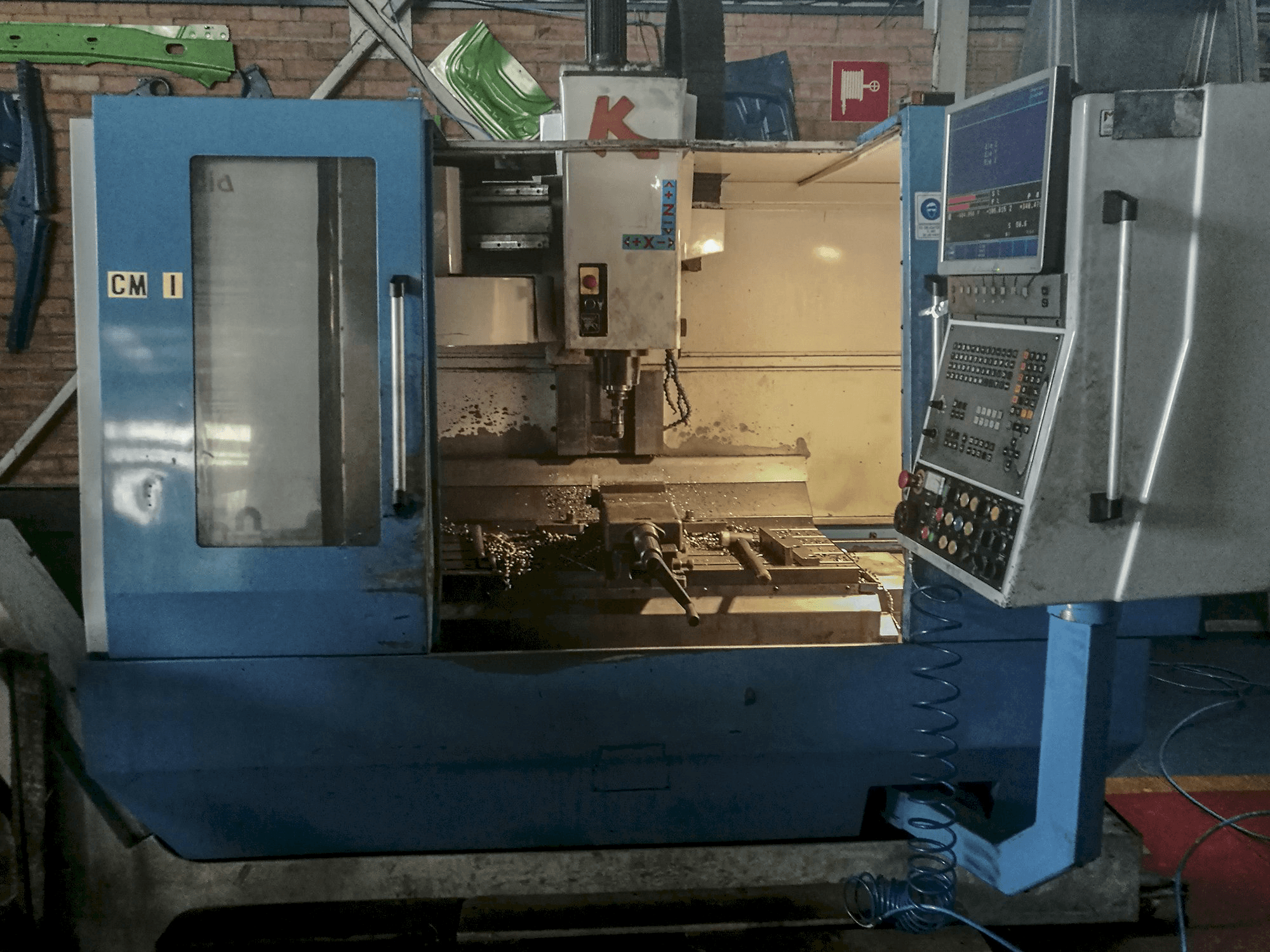 Vista frontale della macchina KONDIA B-1050