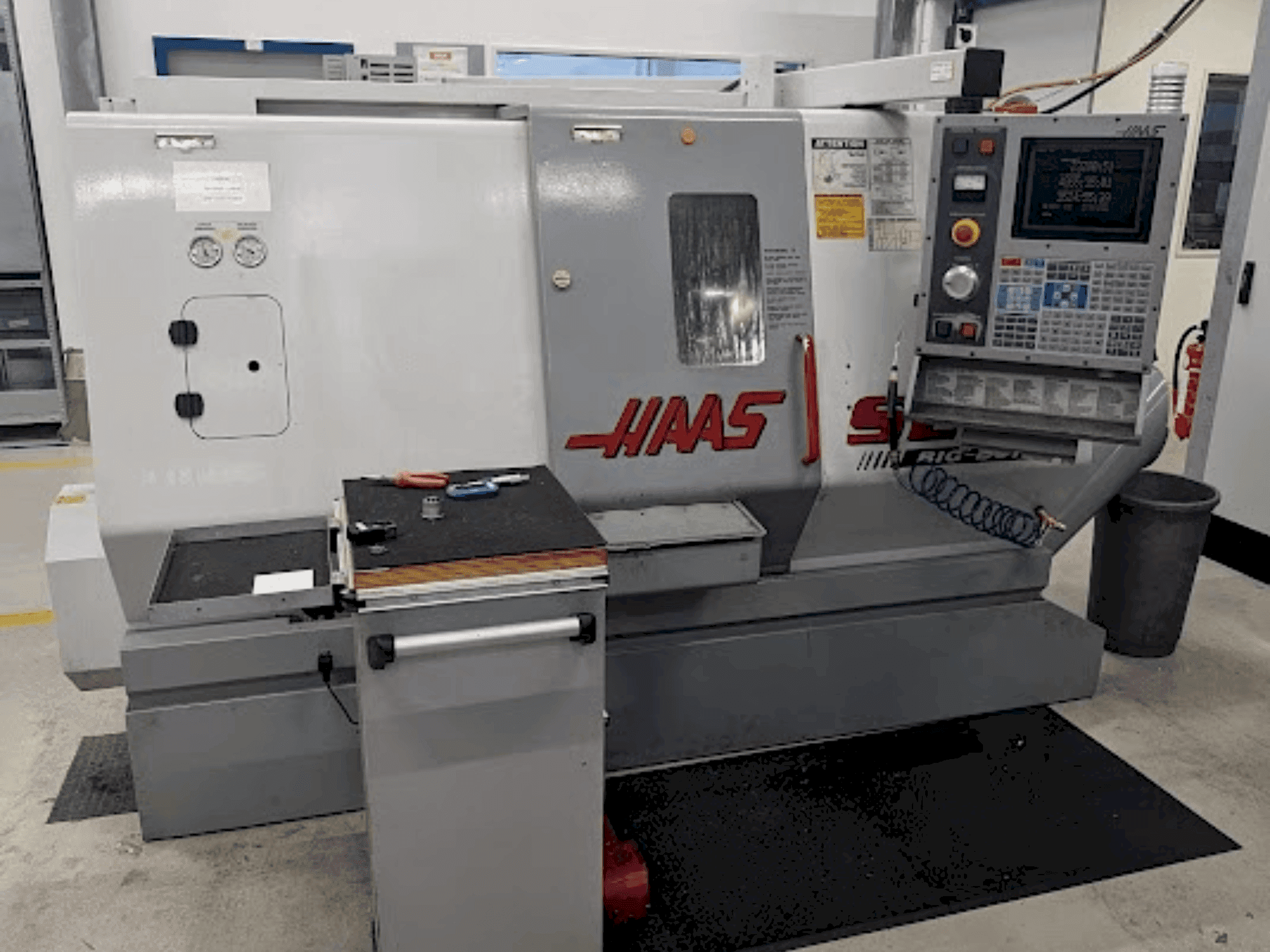 Vista frontale della macchina HAAS SL 20 TBHE