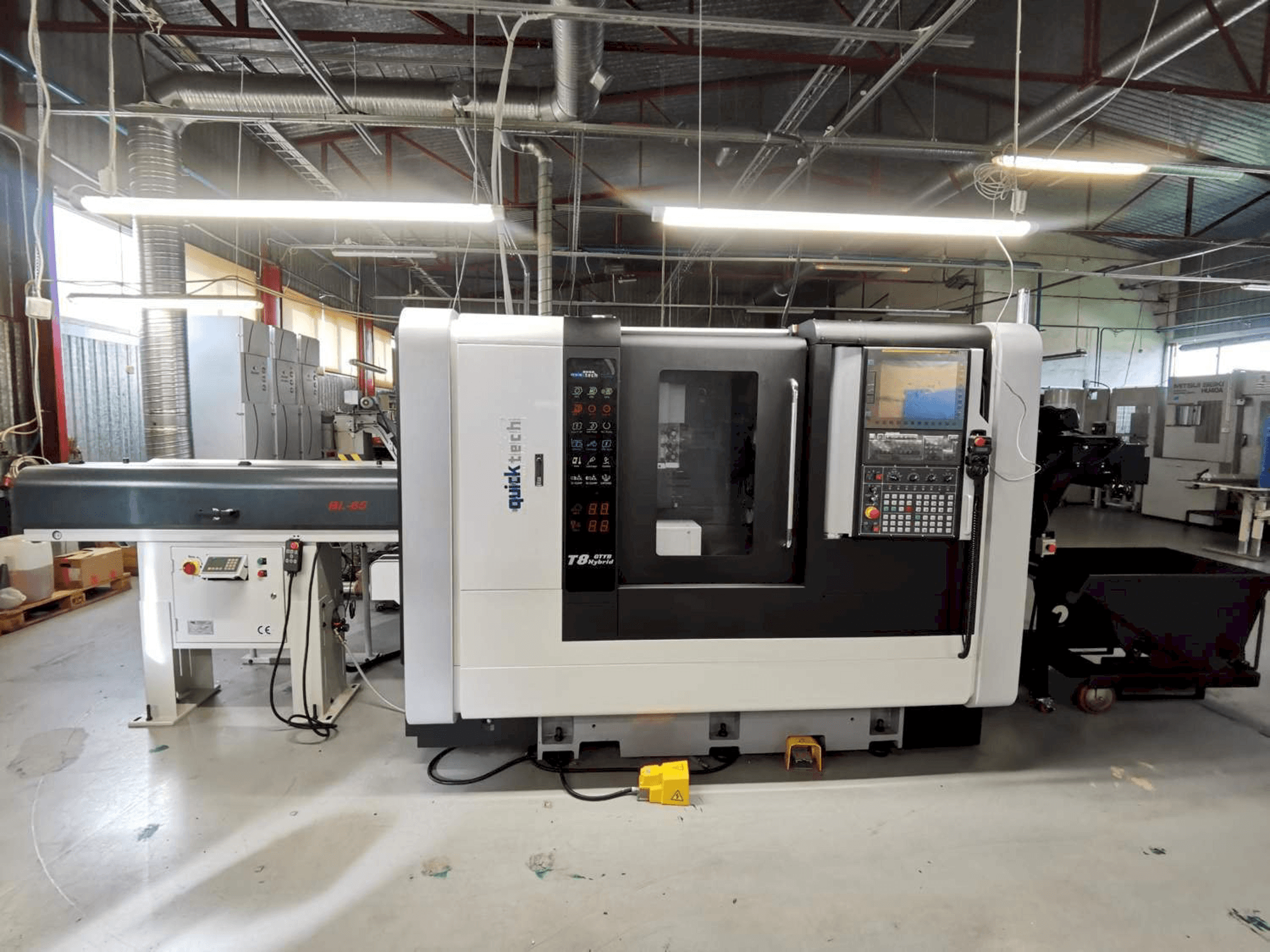 Vista frontale della macchina Quick-Tech T8-Hybrid-YB
