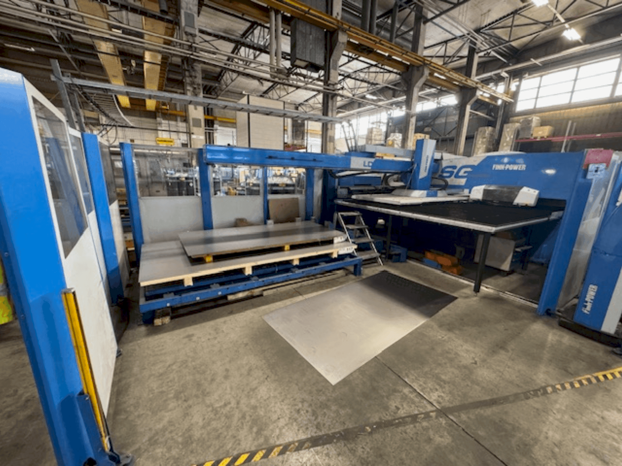 Vista frontale della macchina Finn-Power SG-6