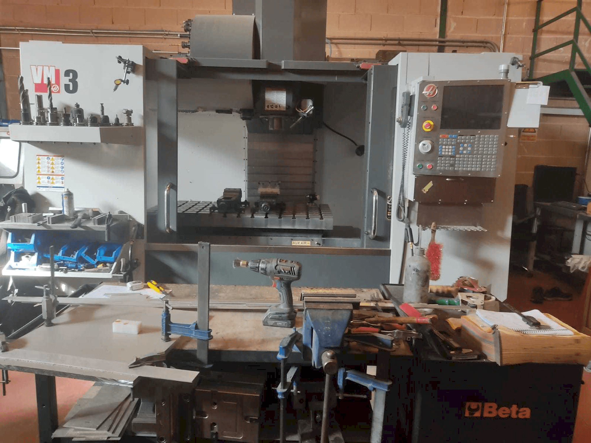 Vista frontale della macchina HAAS VM-3