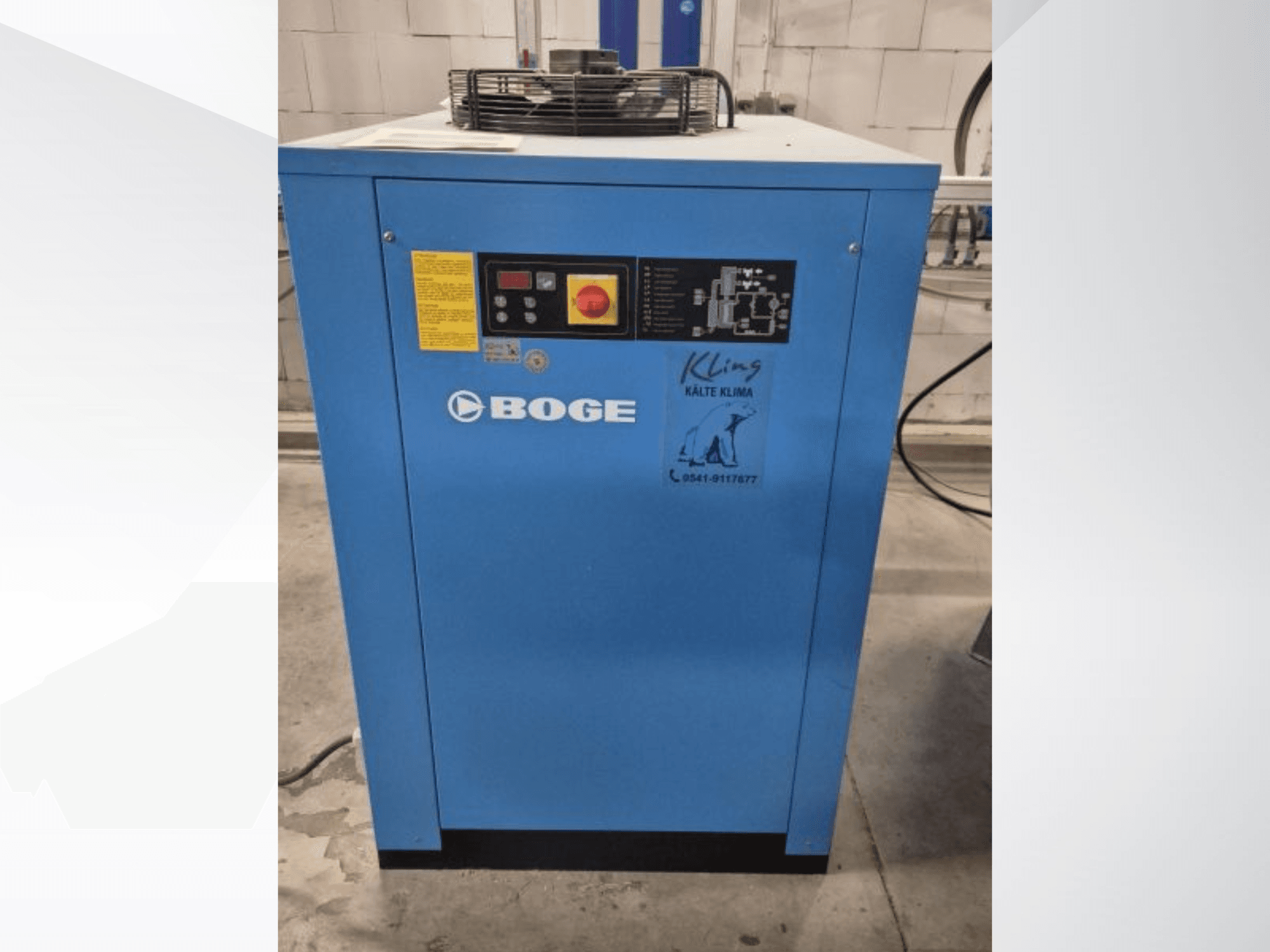 Vista frontale di BOGE S 111-4, un'unità di raffreddamento industriale blu con pannello di controllo ed etichette di avvertenza.