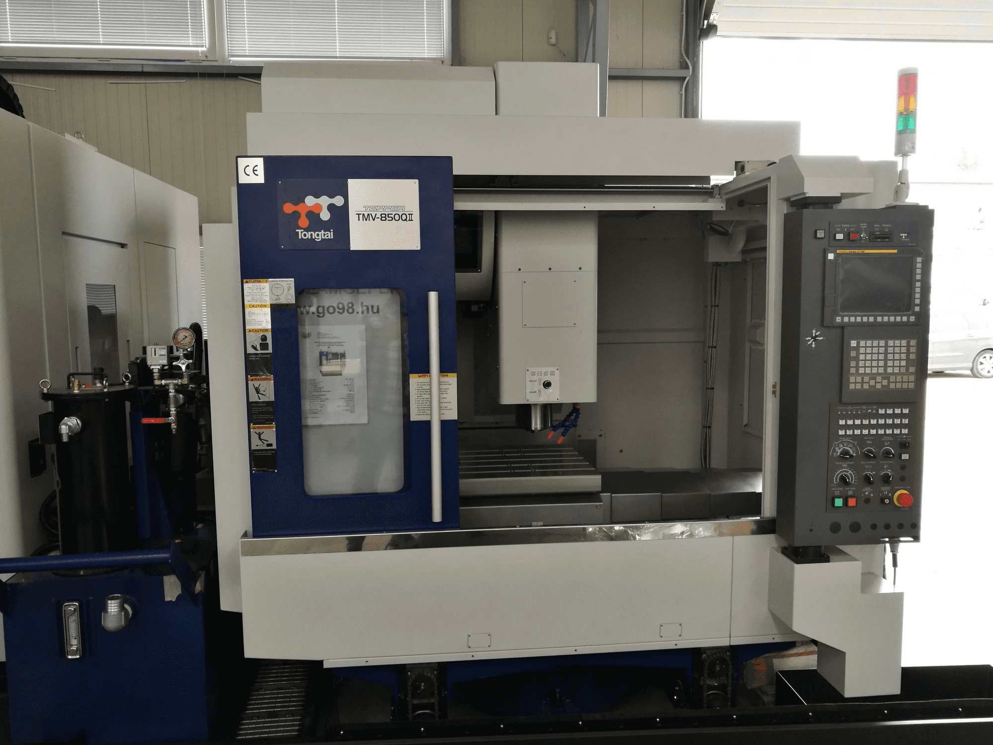Vista frontale della macchina Tongtai TMV-850QII