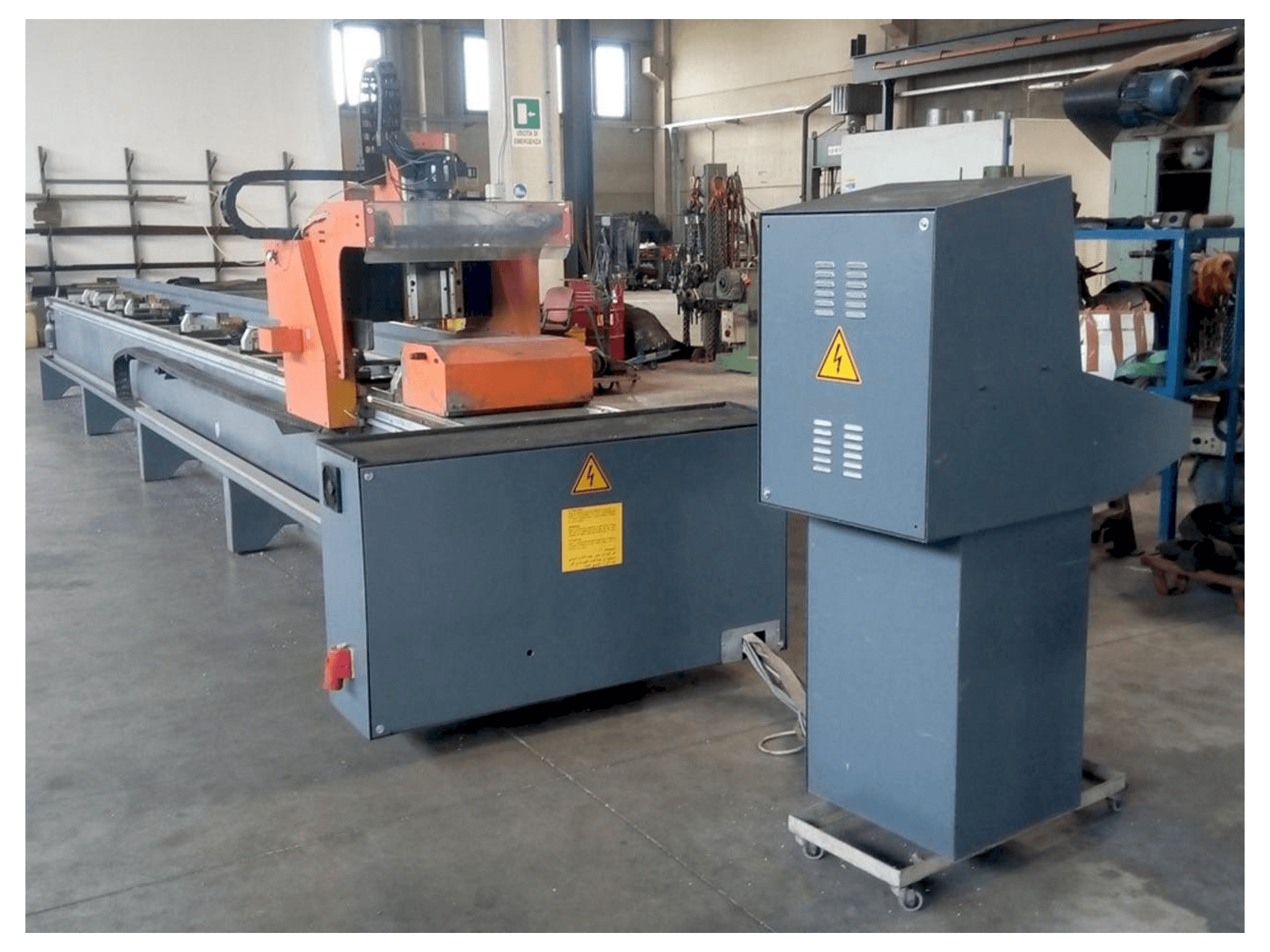 Vista frontale della macchina Tekna UT 426/3