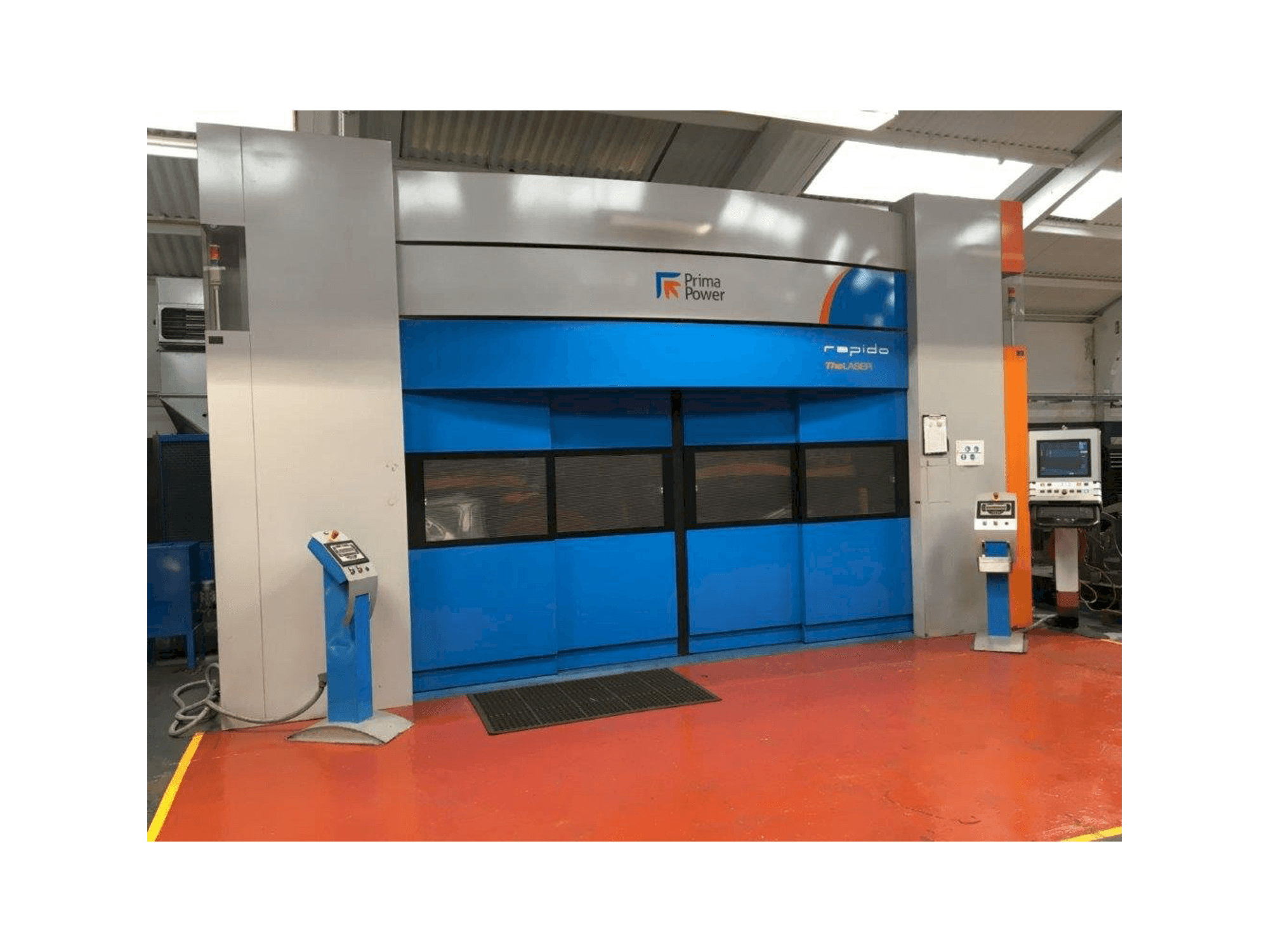 Vista frontale della macchina Prima Power RAPIDO CP 4000