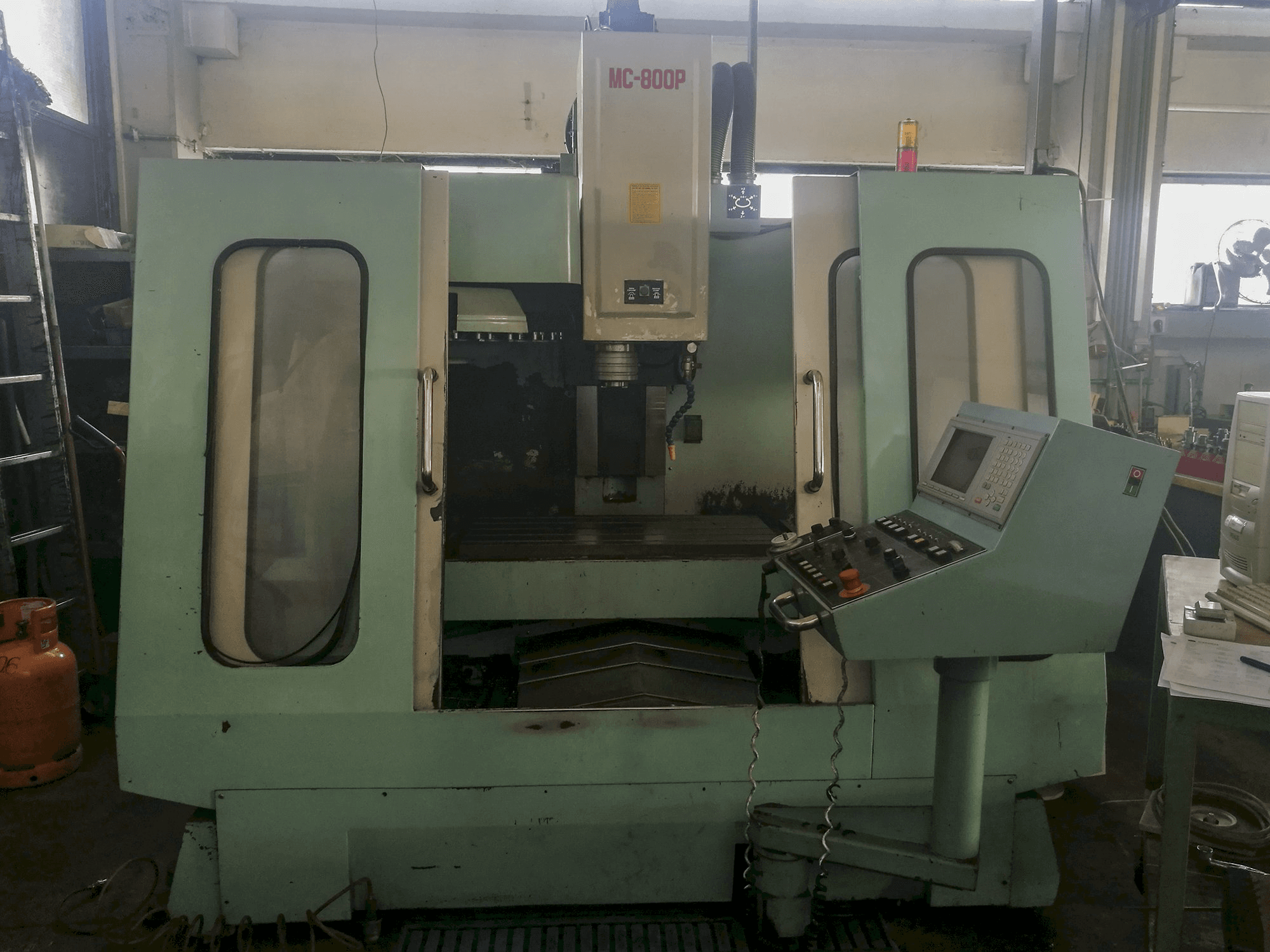Vista frontale della macchina Eumach MC-800P