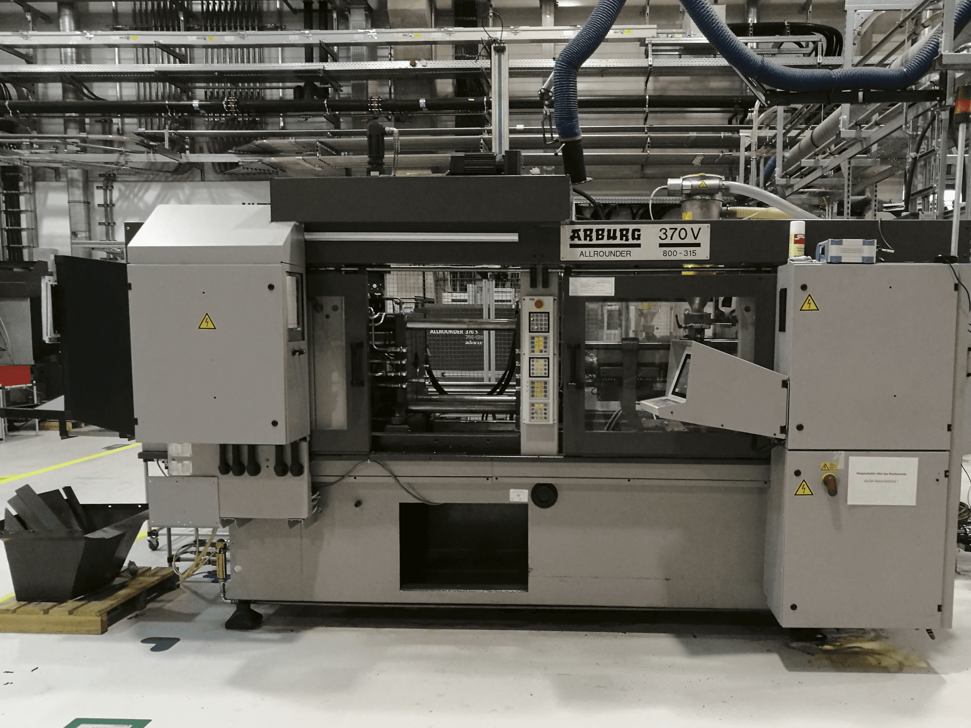 Vista frontale della macchina Arburg 370V 800-315