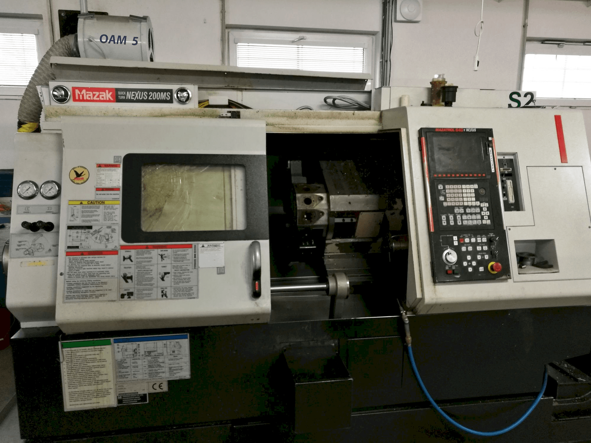 Vista frontale della macchina Mazak QT Nexus-200 MS