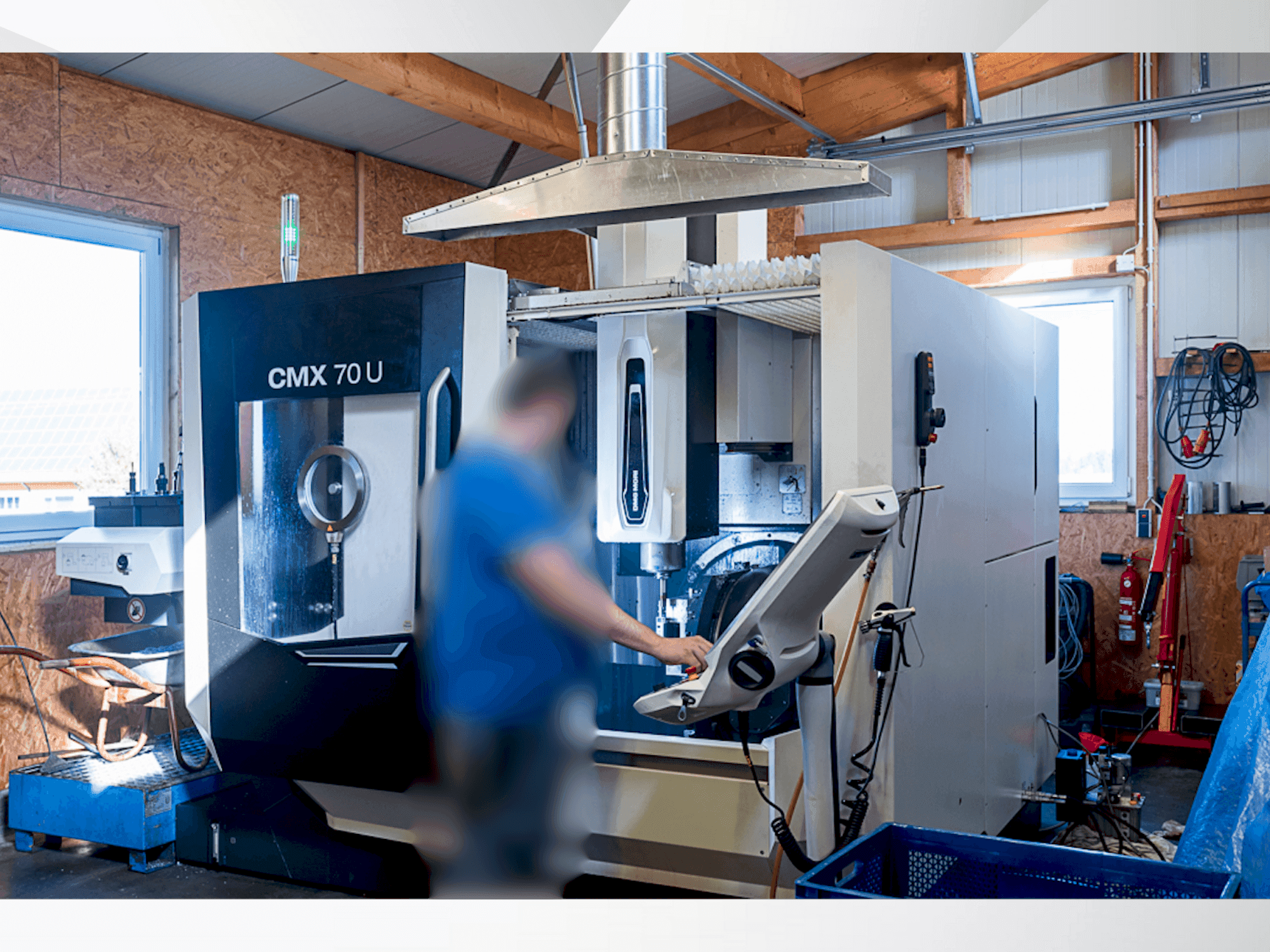 Vista frontale della macchina DMG MORI CMX 70 U