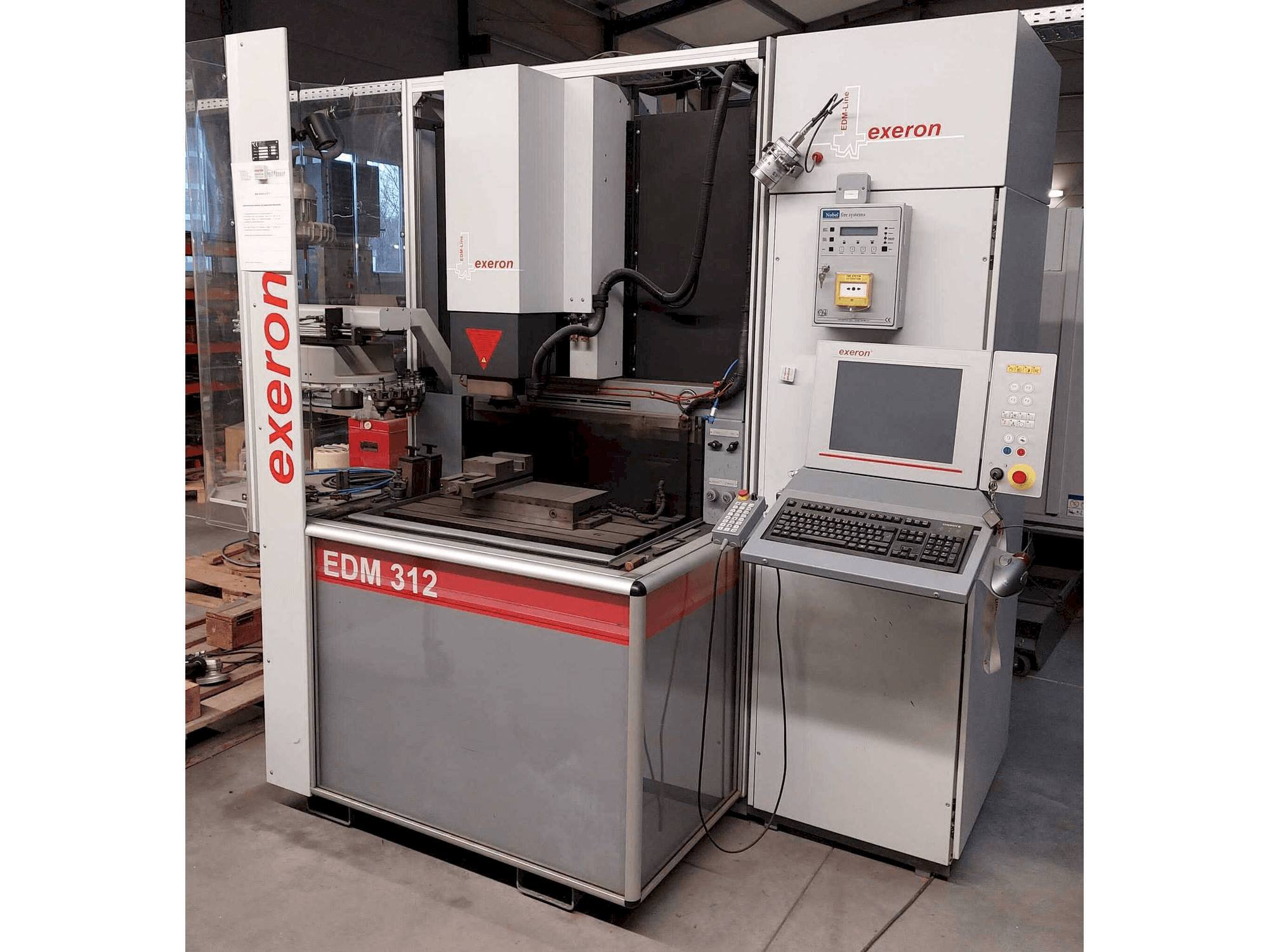 Vista frontale della macchina Exeron EDM 312 MF20