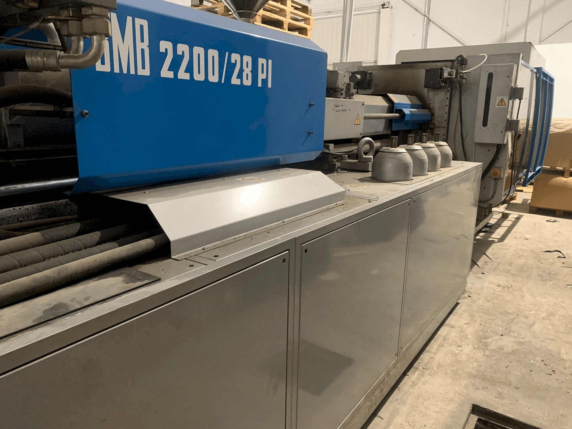 Vista frontale della macchina BMB KW28PI-2200