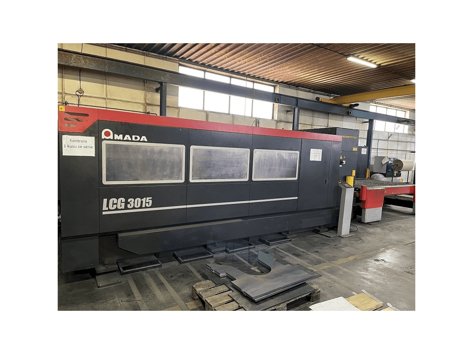Vista frontale della macchina AMADA LCG 3015