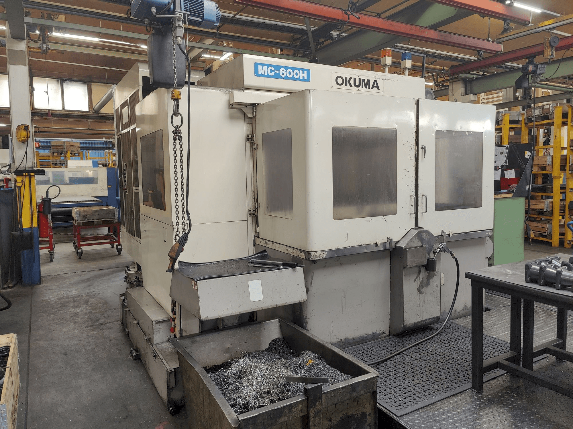Vista frontale della macchina Okuma MC-600 H