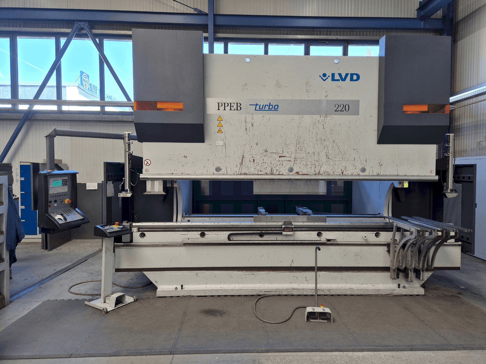 Vista frontale della macchina LVD PPEB 220/40