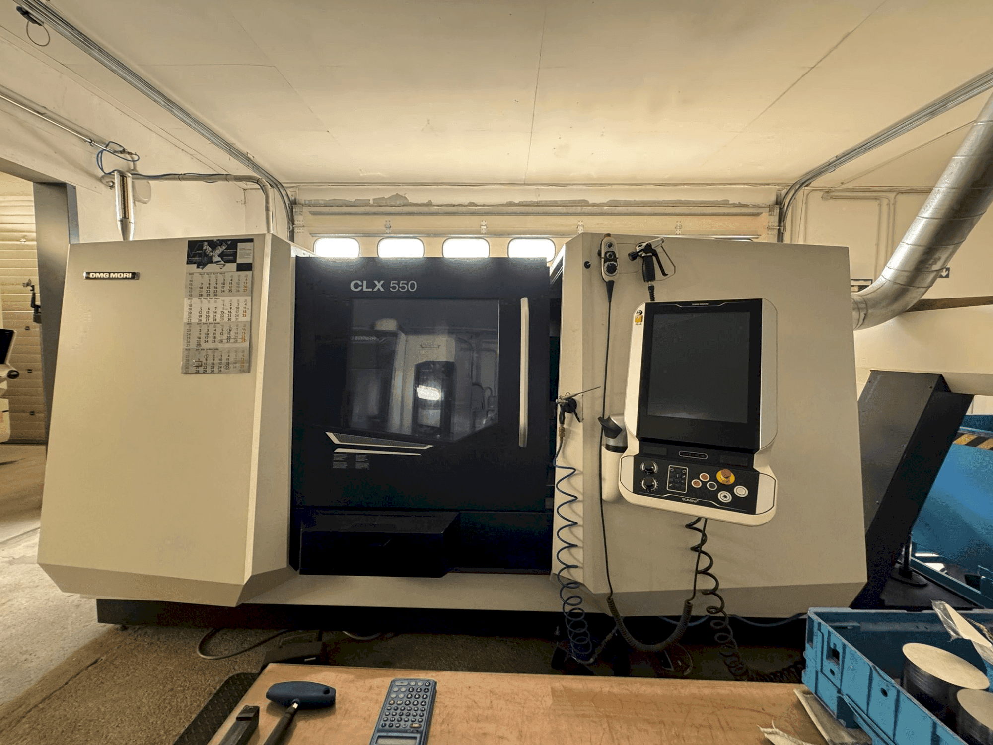 Vista frontale della macchina DMG MORI CLX 550 V6