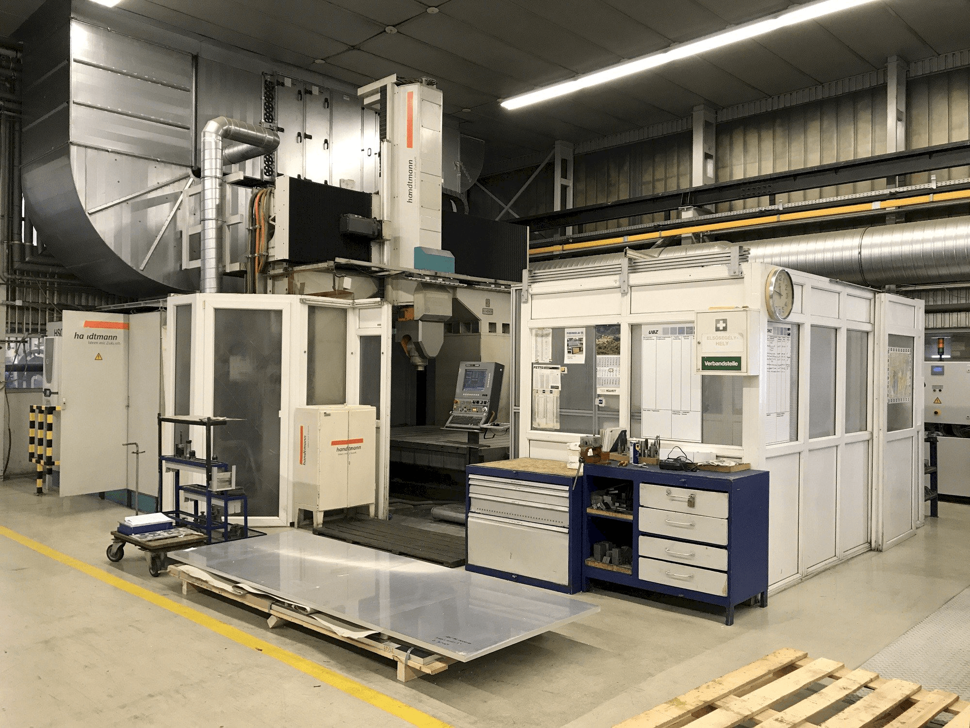 Vista frontale della macchina Handtmann UBZ NT 300/200 T2