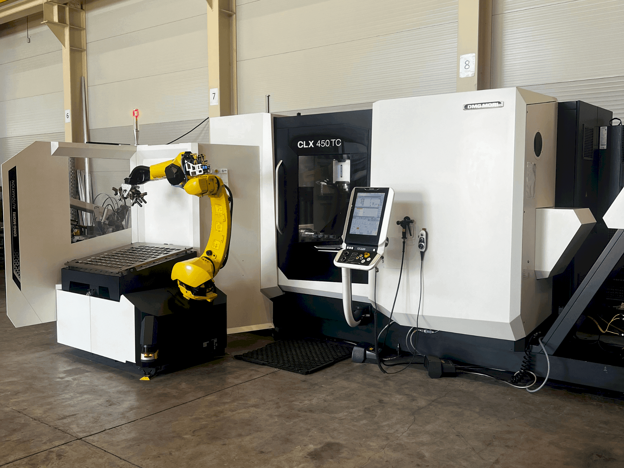 Vista frontale della macchina DMG MORI CLX 450 TC