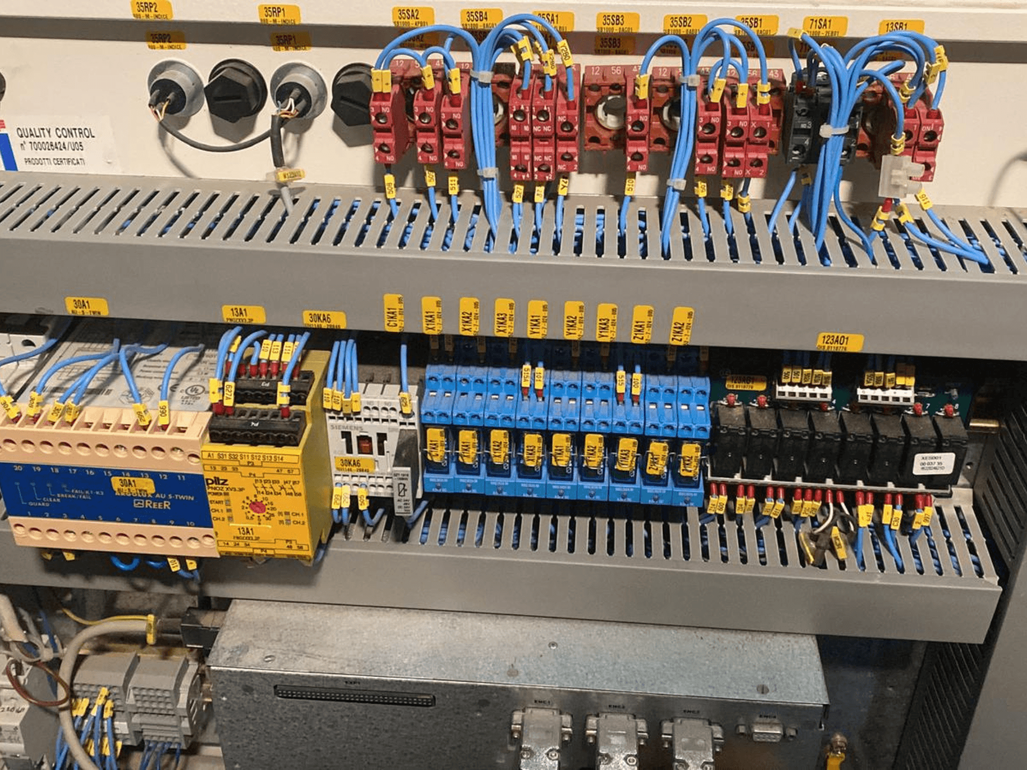Centro di lavorazione del legno CNC SCM PRATIX 48 NST, con cablaggio etichettato e vari relè, vista frontale.