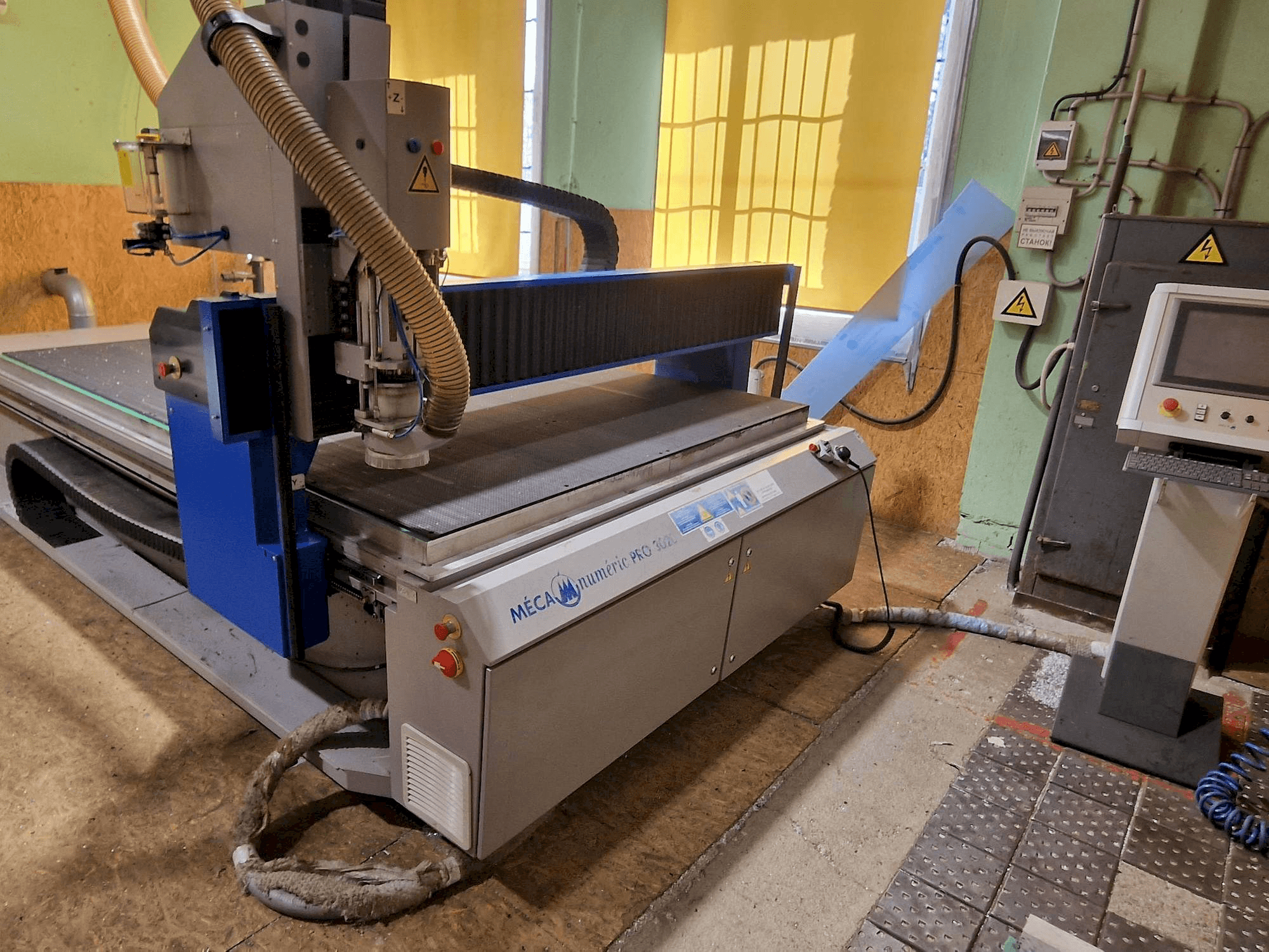 Vista frontale della macchina MECANUMERIC MECAPRO 3020