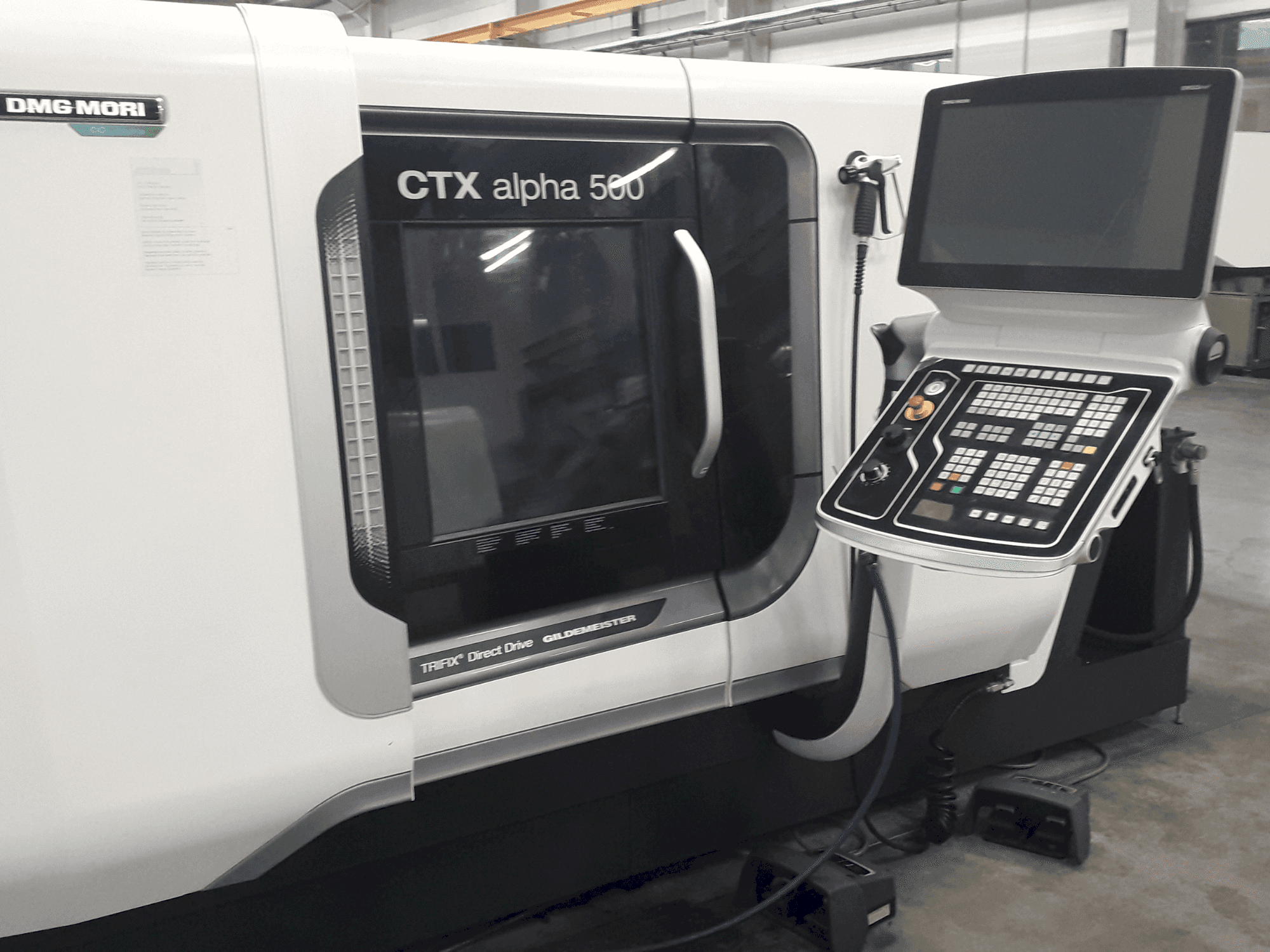 Vista frontale della macchina DMG MORI CTX Alpha 500 V6