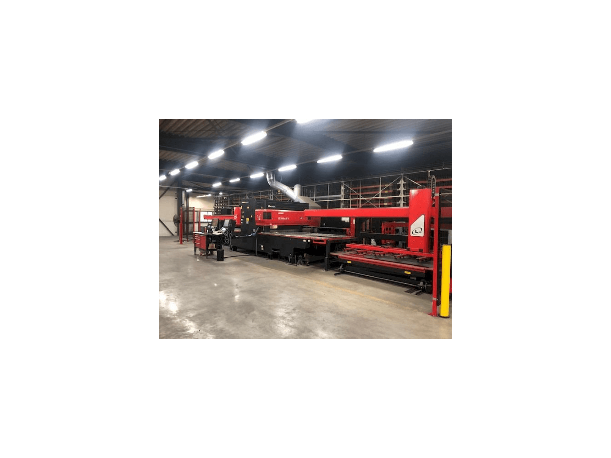Vista frontale della macchina AMADA LC 2415 Alpha IV NT