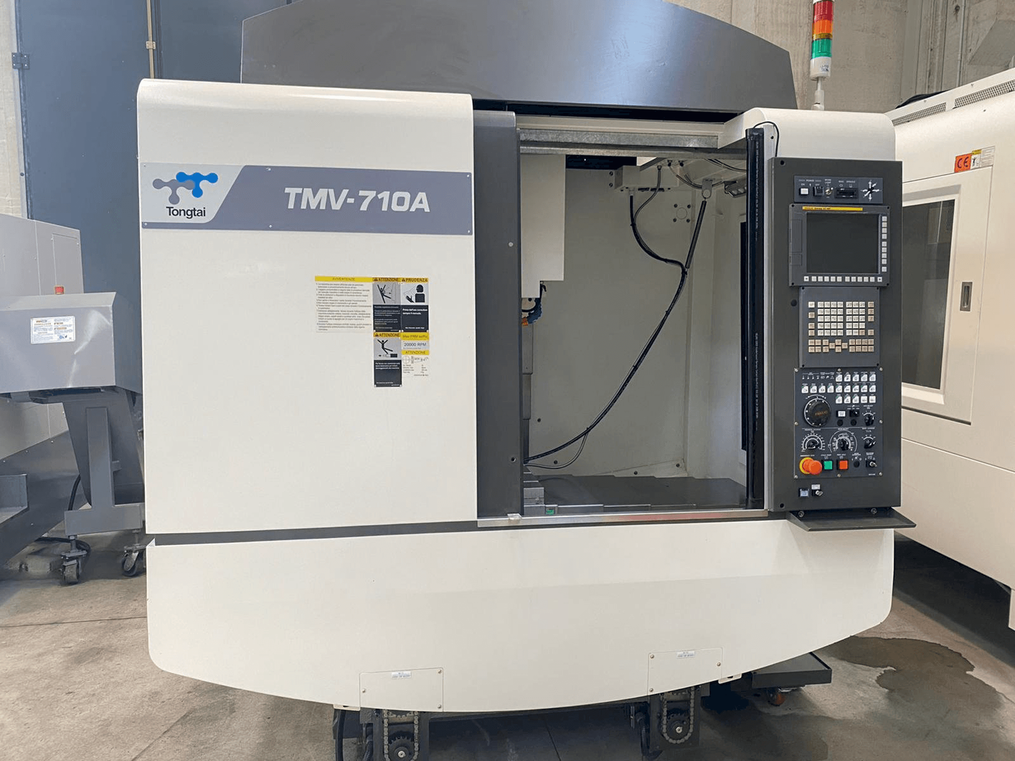 Vista frontale della macchina Tongtai TMV-710A