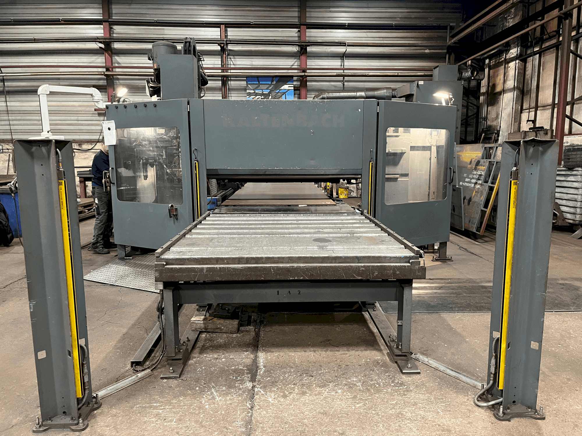 Vista frontale della macchina KALTENBACH KF 1606